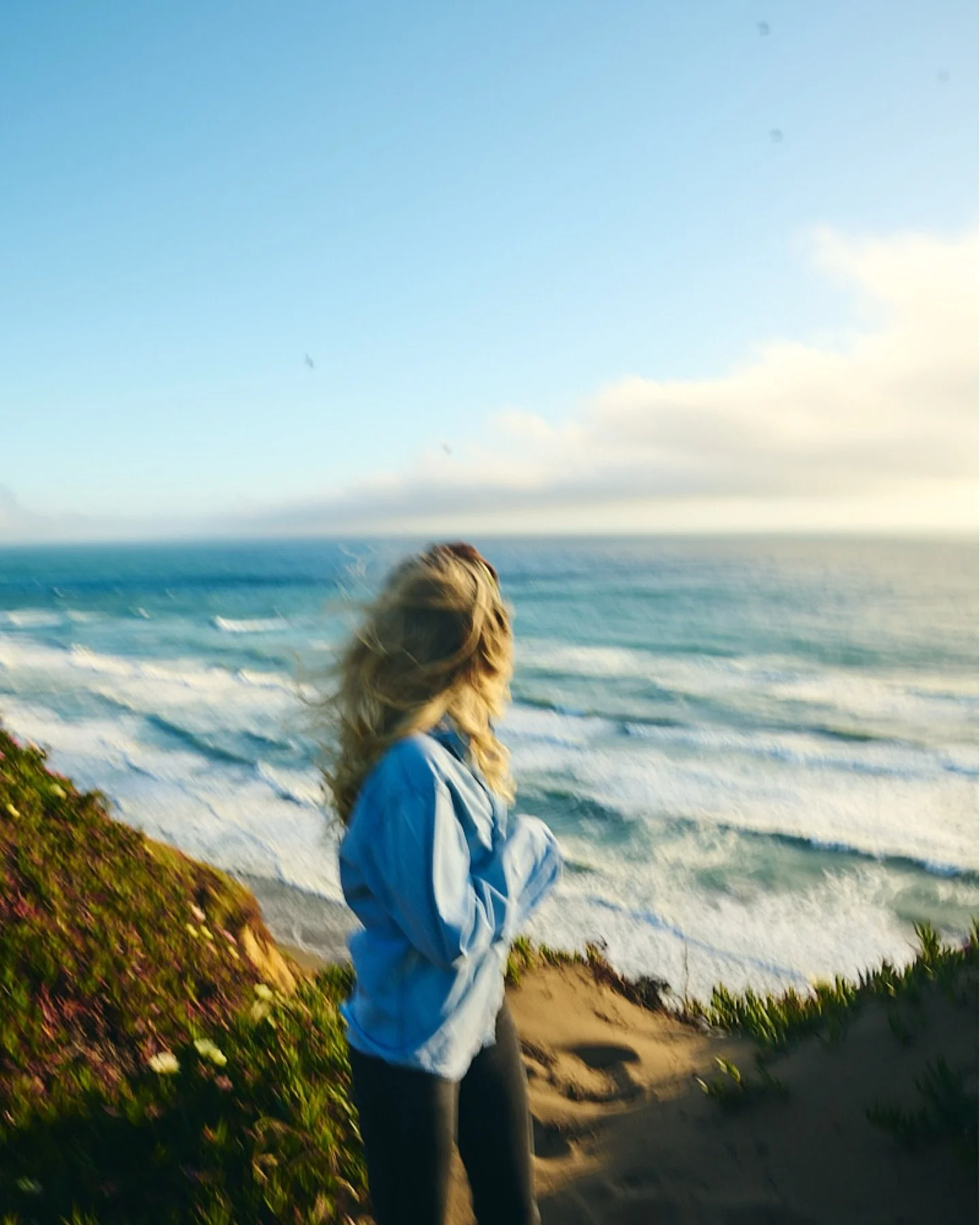 You wouldn’t know it but…
The wind was INSANE at the outdoor portion of my shoot with life coach Morgan from @mind.psy.guidance
But it added so much to the images. It gives that sense of freedom, letting go and believing in yourself.