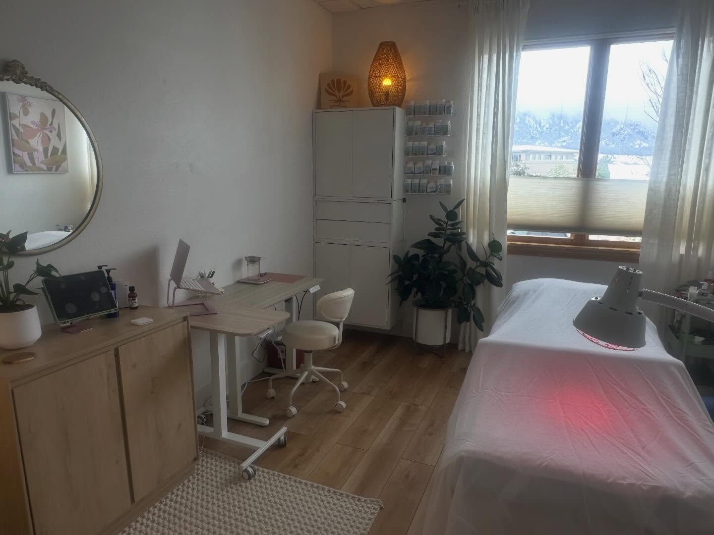 A cozy day in the treatment room  with a snow capped view 🏔️❄️🤍