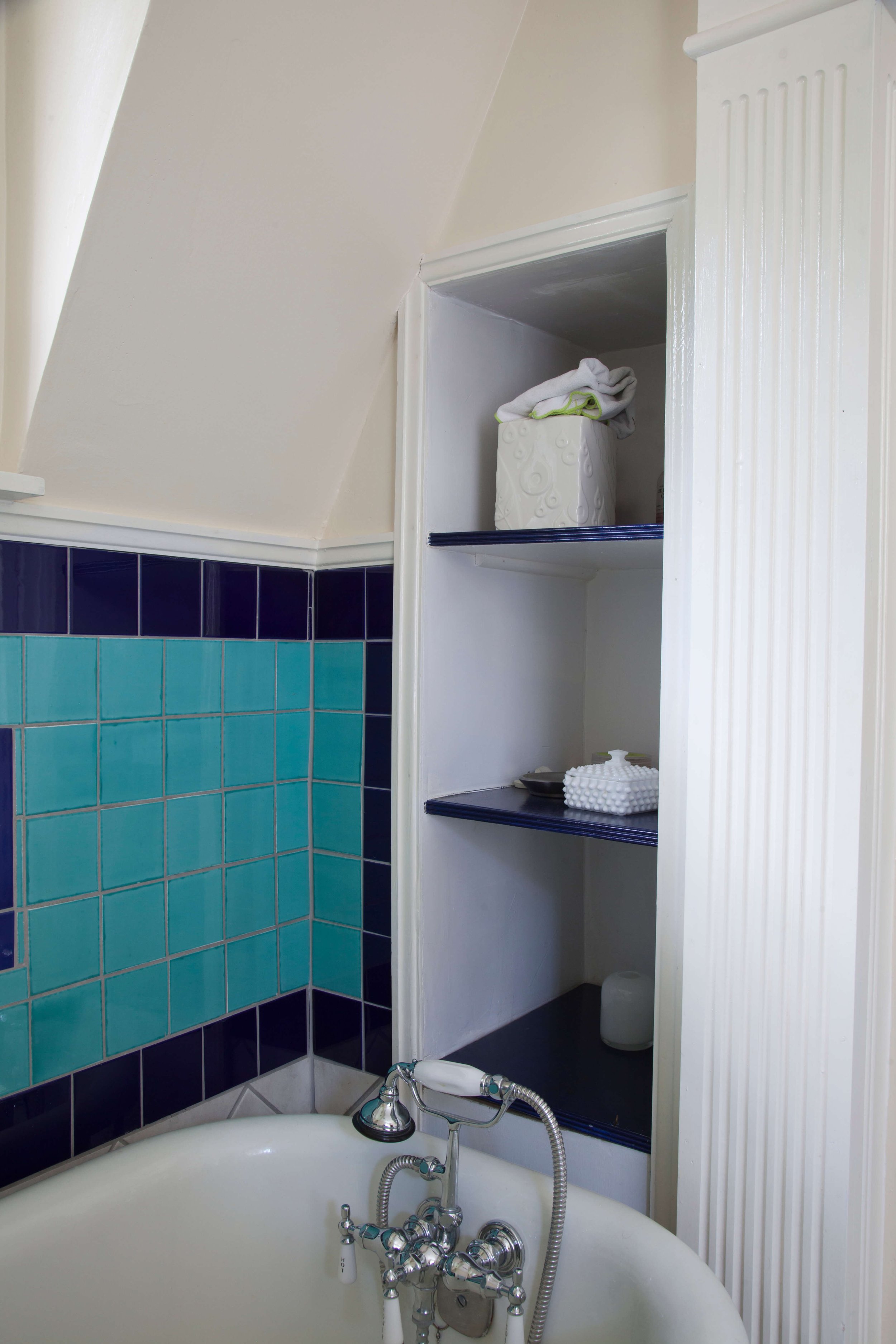 B06_Pelham_Bathroom_before.jpg