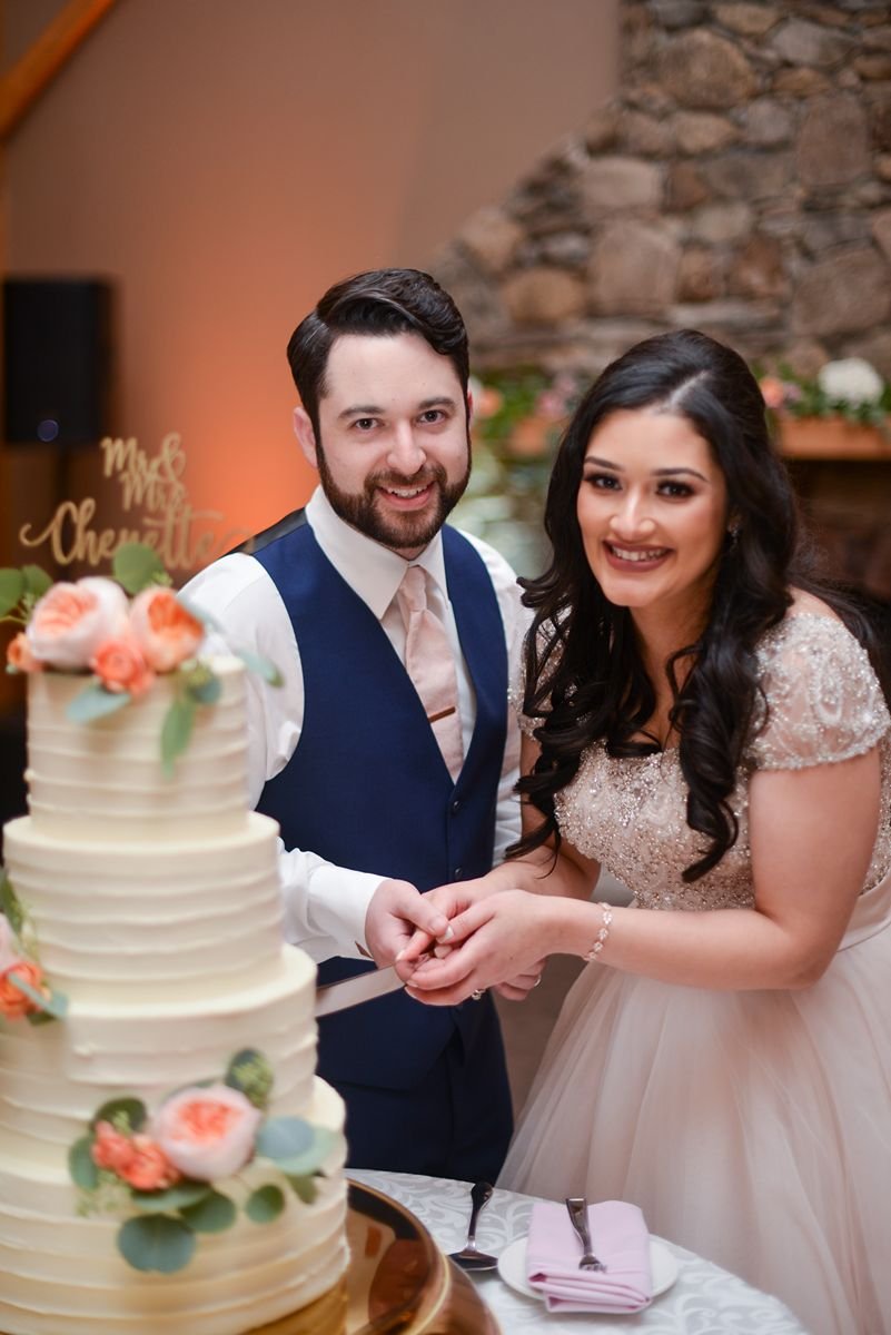 couple-cutting-wedding-cake