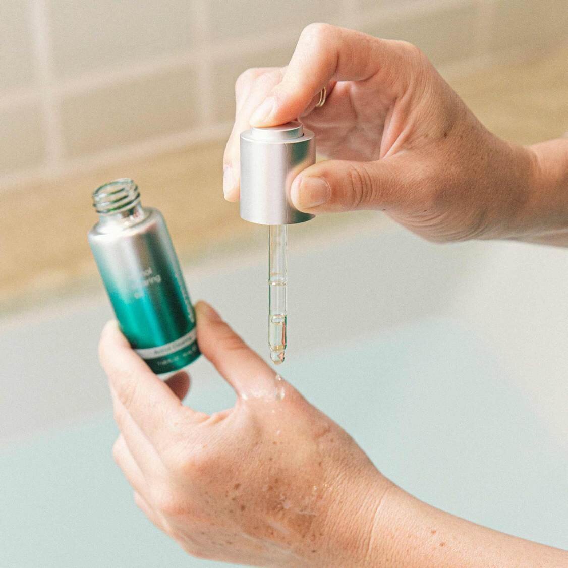 Retinol-ClearingOil_Model_1126x1126.jpeg