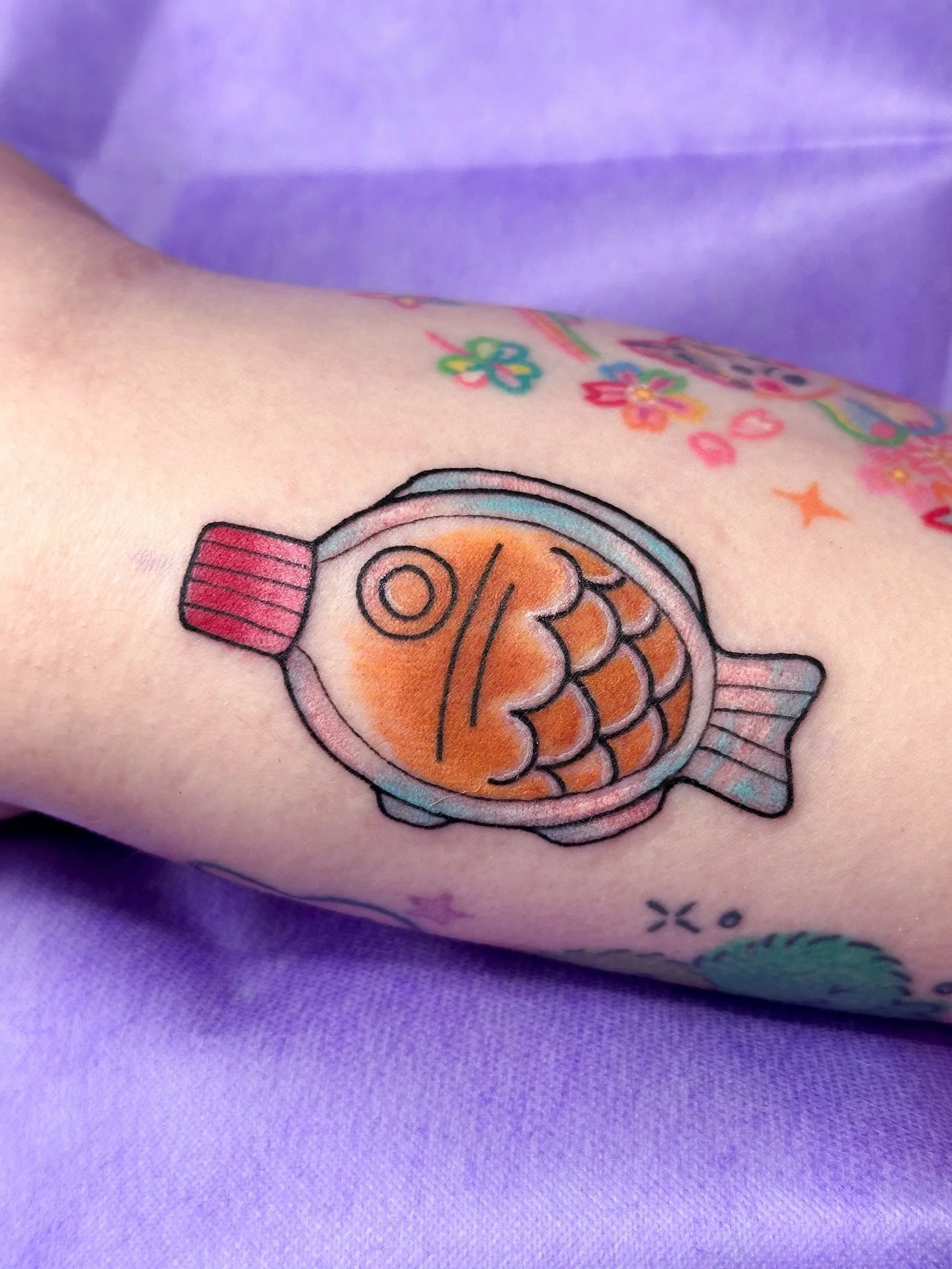 Would you believe me if I told you everything tastes better out of a little fish 🐟 
.
From my flash see more like this available to be tattooed @bons.lagoon 
.
Booking form linked in bio I have a few weekdays left in September id love to fill with m