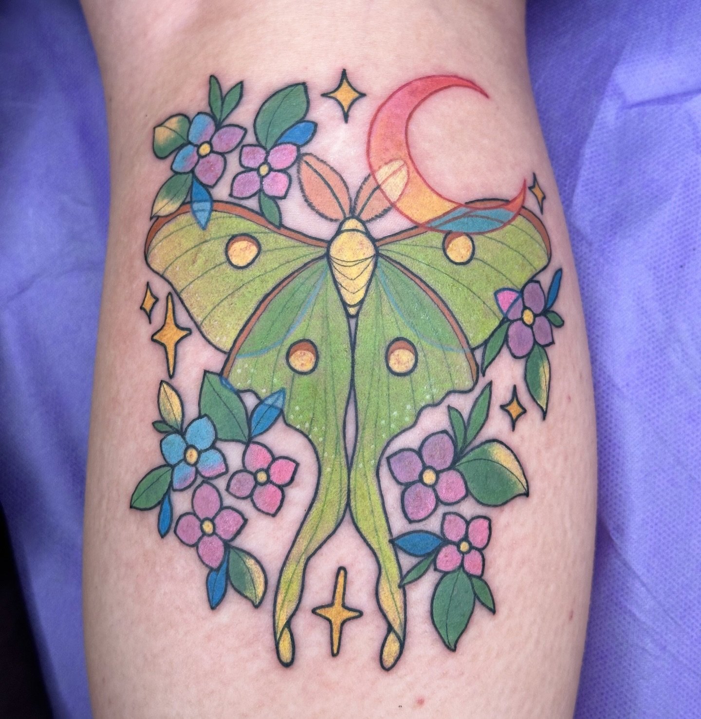 Luna moth tattoo from my flash sheet 🌙  would love to tattoo more moths and bugs 
.
Booking Feb onwards! Tattoo booking form linked in bio 📍 San Pedro/Anaheim 
.
Done white guesting @slowpoke.tattoo.oc 
.
#mothtattoo #lunamoth #colortattoo #kawaiit