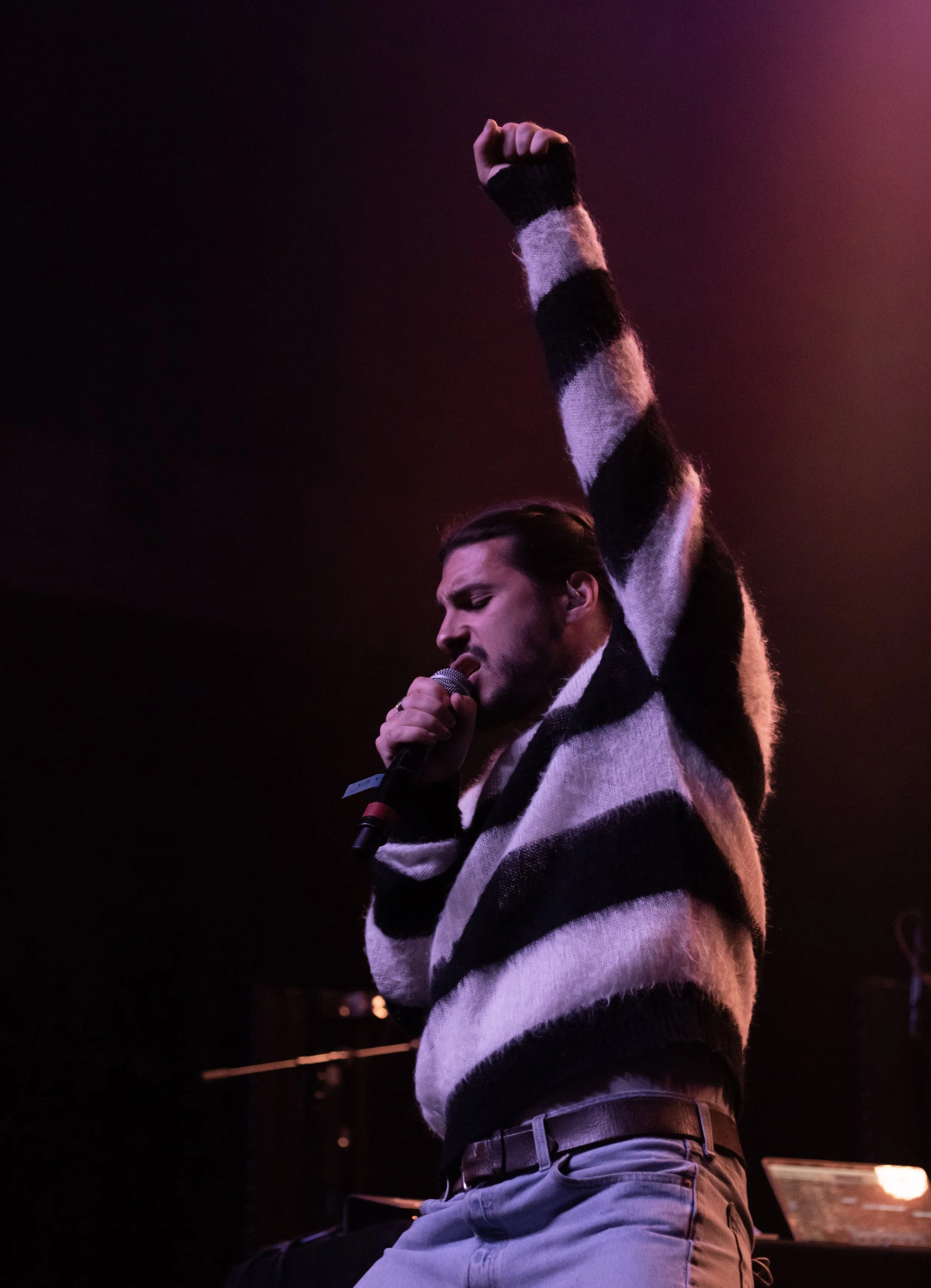 Singer-songwriter georgee opening for keshi at the Fonda Theatre in Los Angeles on June 14, 2022 during keshi's HELL/HEAVEN Tour. Concert photography by Giannina Fredo.