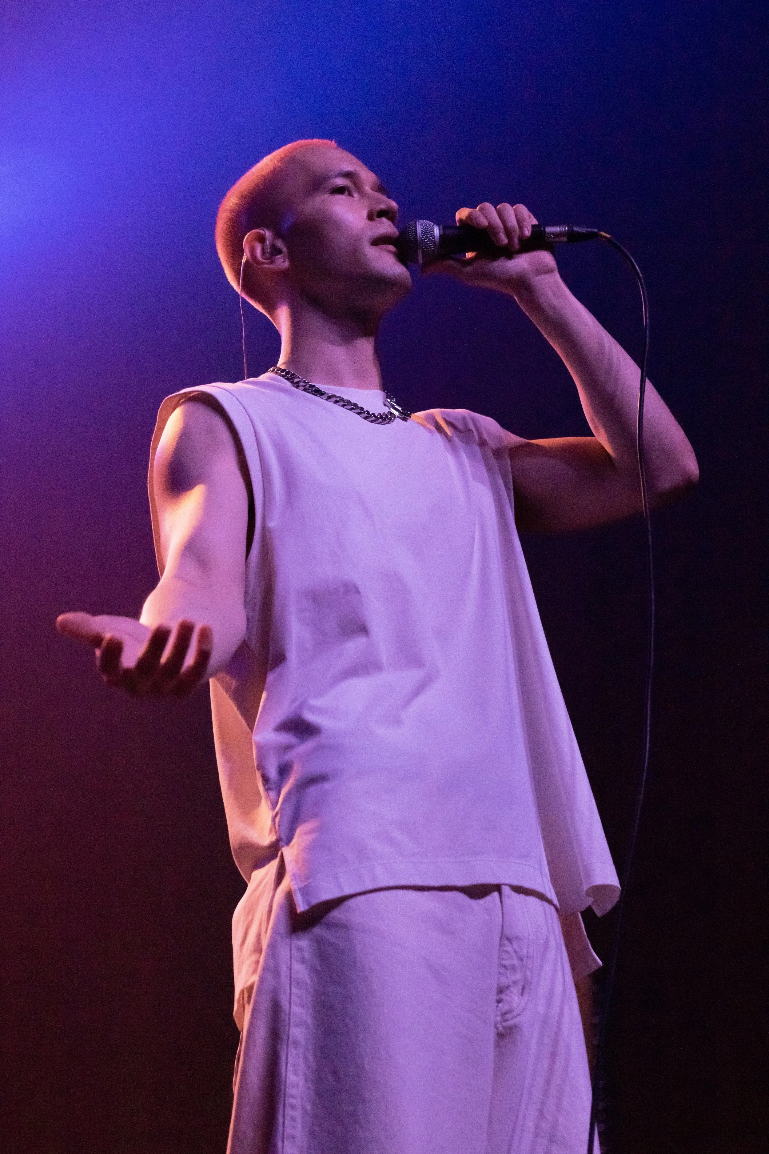 Singer-songwriter and producer rei brown opening for keshi at the Fonda Theatre in Los Angeles on June 14, 2022 during keshi's HELL/HEAVEN Tour. Concert photography by Giannina Fredo.