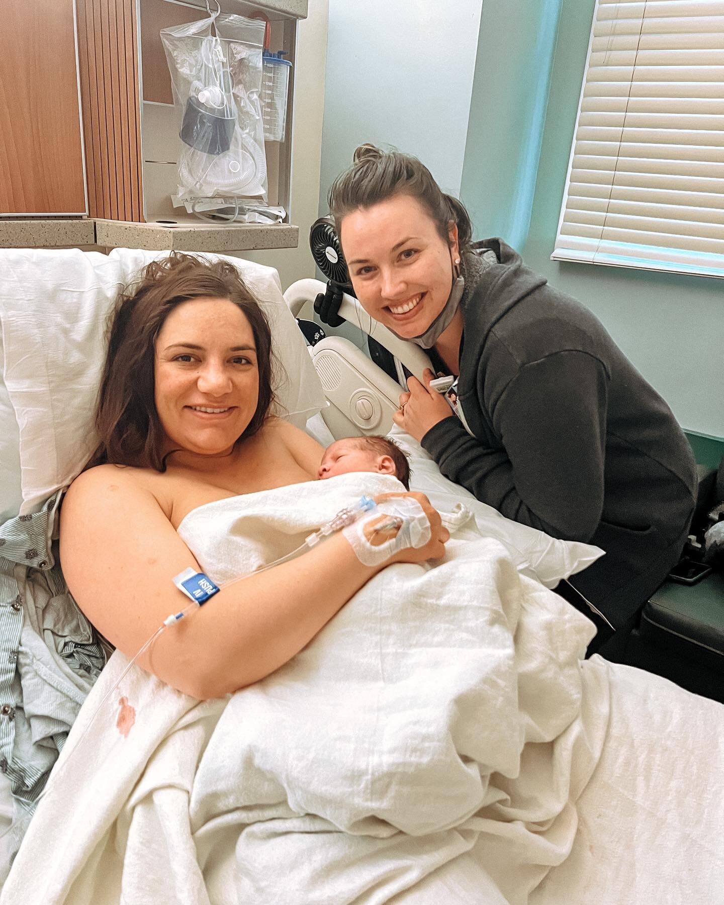 The first baby of the week! 💙 This warrior Mama advocated for herself so hard when induction was pushed on her for borderline preeclampsia. She waited as long as possible and made sure she was always a part of the decision making process 👏🏼

Her 3