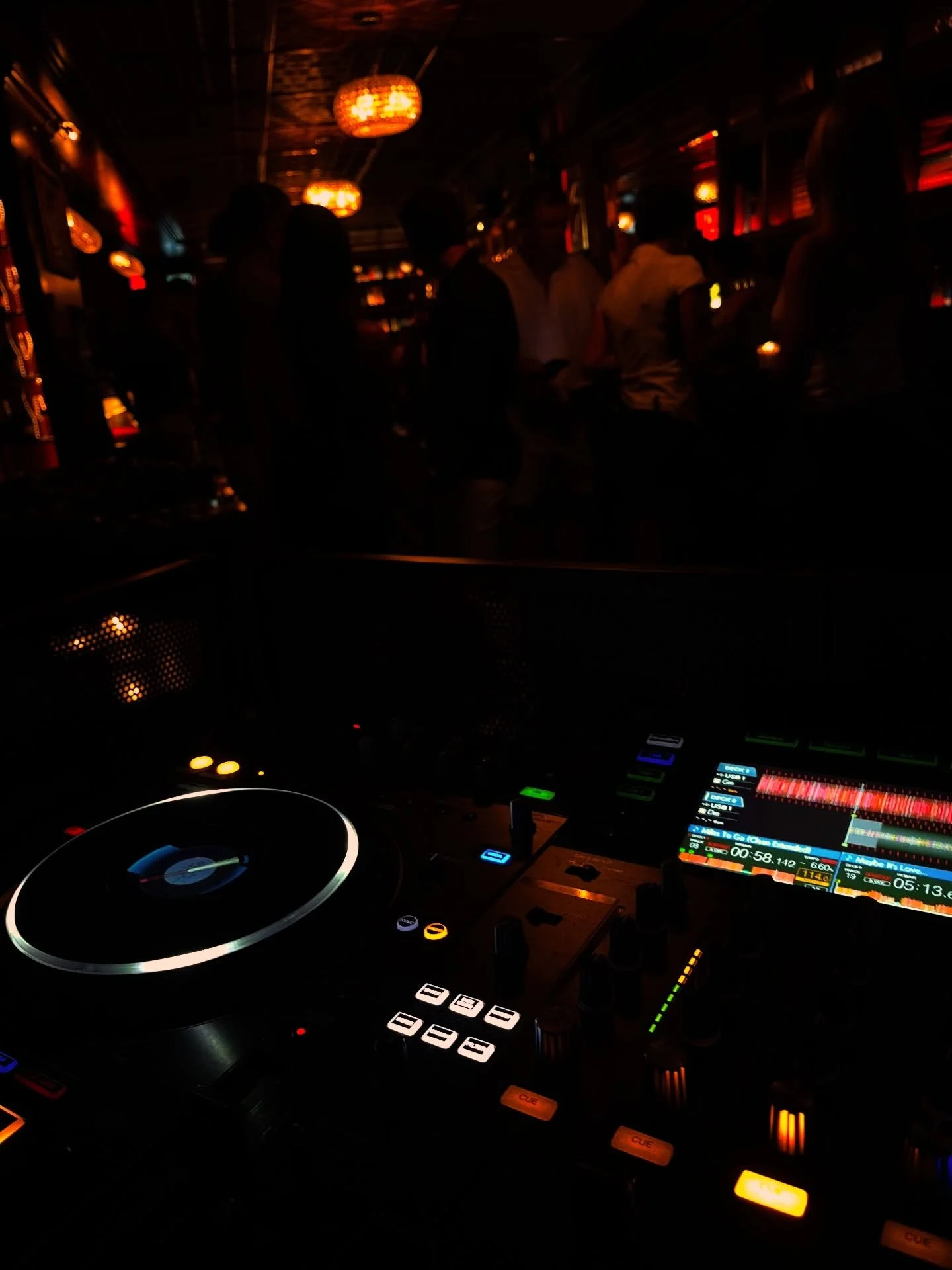 Late nights in the lounge 

@rooseveltlounge 

🎷🎧🎛️🍸

#djsax #jazzhouse