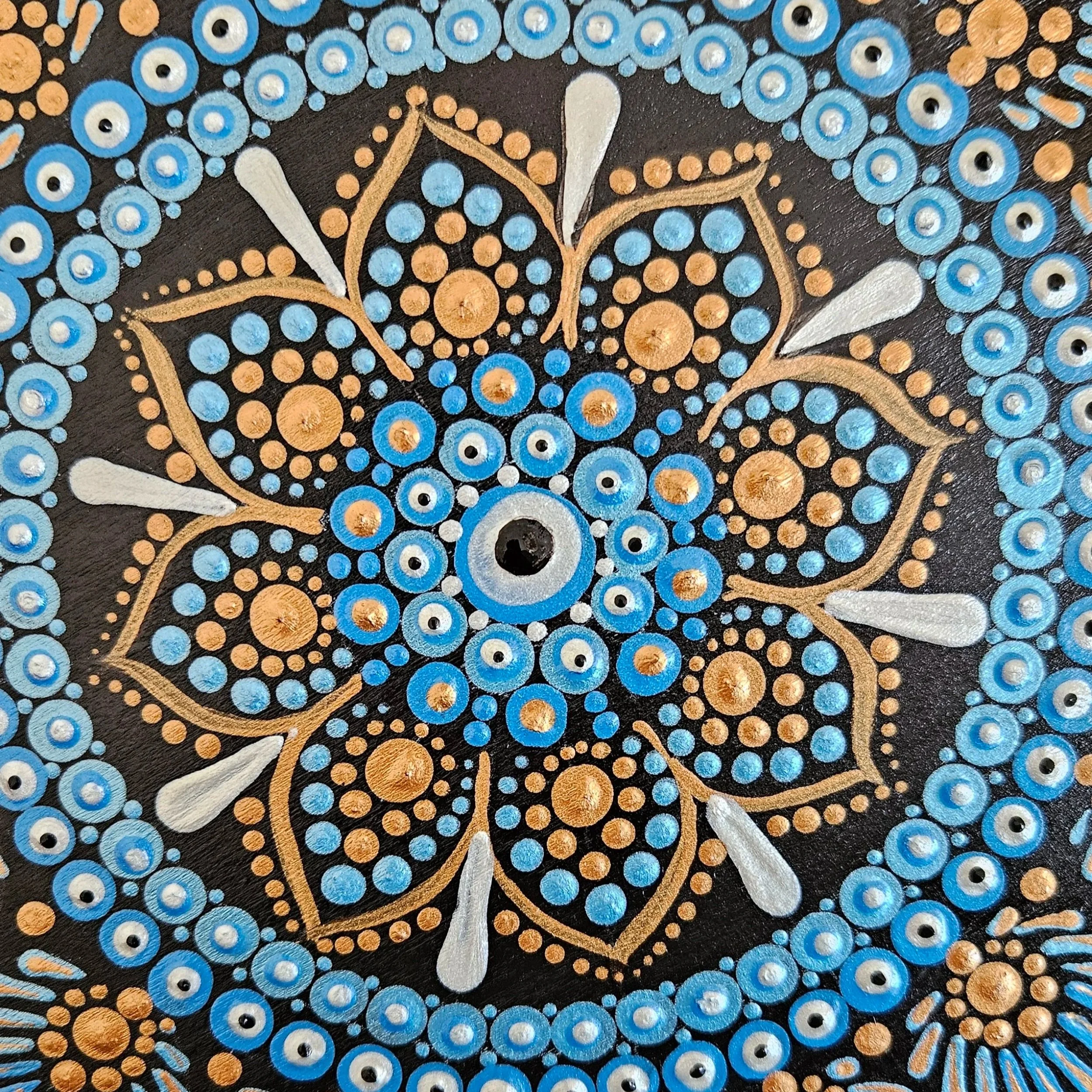 Mandala de Protección Ojo Griego
140€
.
Mandala diámetro: 30 cm/ 11,8 inches
.
Técnica Puntillismo sobre Madera
.
Gastos de envío no incluídos
.
(Debido a las diferencias de calibración entre pantallas y dispositivos, los colores de la obra pueden va