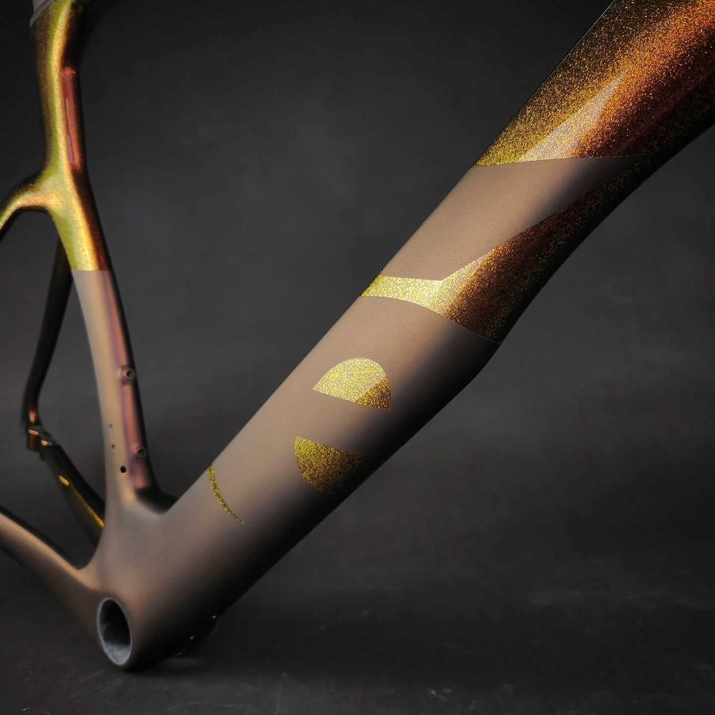 Savory.

Warm color pallet and understated paint design that demands attention. This has a matching cockpit that didn't get photographed...use your imagination. 

@cervelo S5 &times; @Didspade "Inferno Supershift" in gloss with "Copper