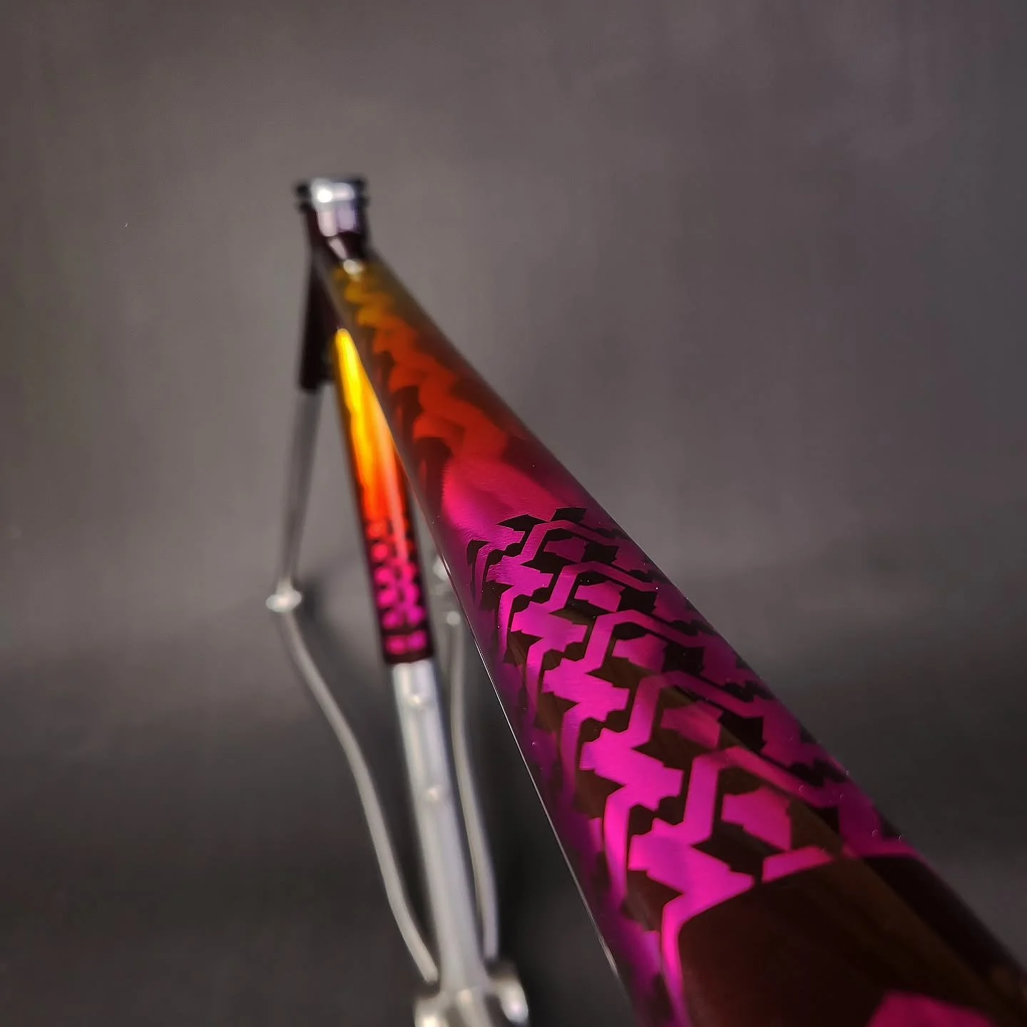 Serotta Legend T9 - 'Signature Finish' in rich burgundy with the popular brush swirl titanium finish under a pink to gold kandy fade.
.
.
.
@serottacycling #serotta #serottalegendt9 #legendt9 #custombike #custompaint #customdesign #brushswirl #kandyp