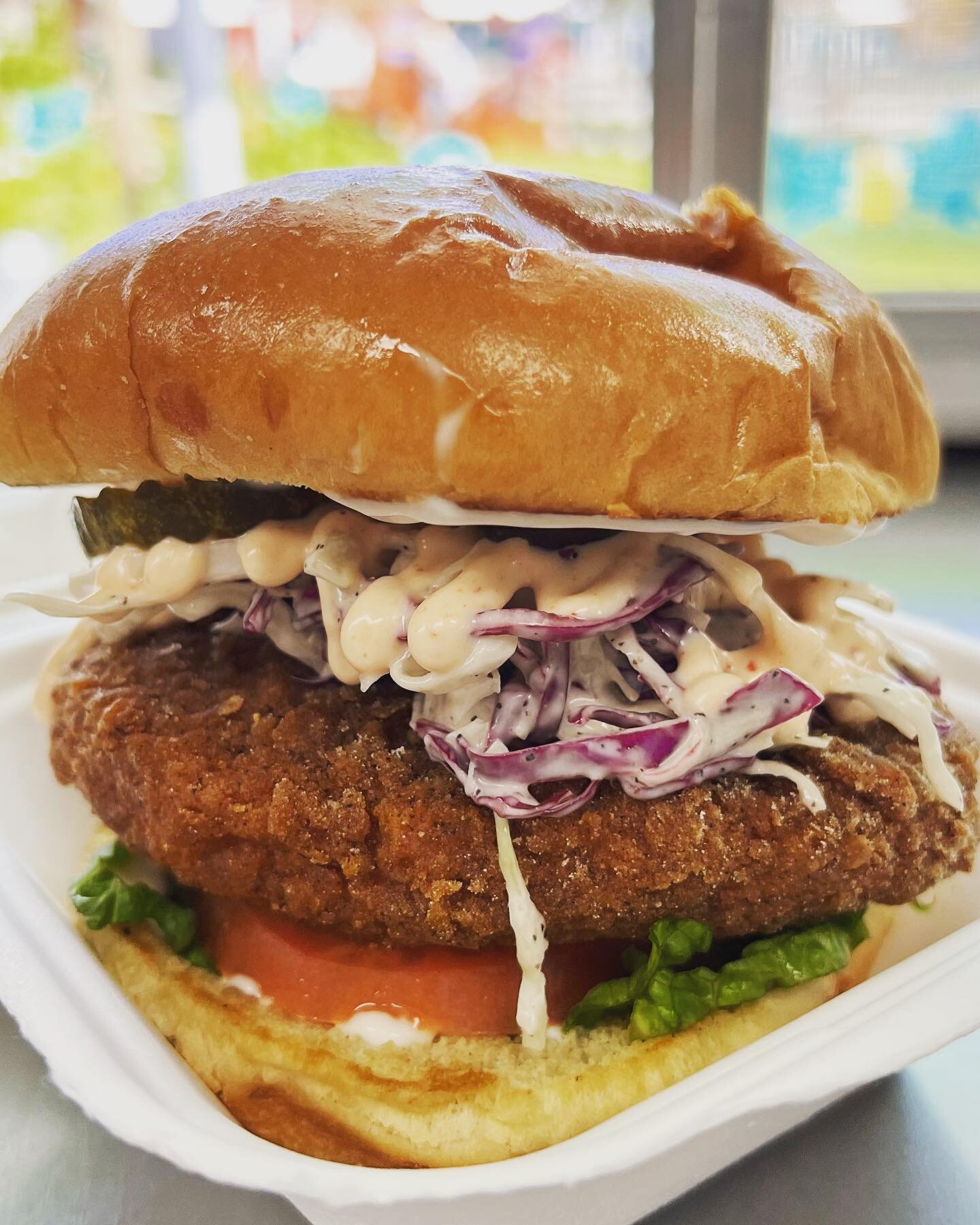 Crispy sandwich but add slaw! We&rsquo;ve been seeing more people make this move and we feel it&rsquo;s definitely worth sharing. The options here are endless with a near fully customizable menu for you to enjoy 🌱🍔😋

ALSO! Today we&rsquo;re giving