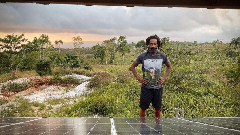 Sidney installs solar panels