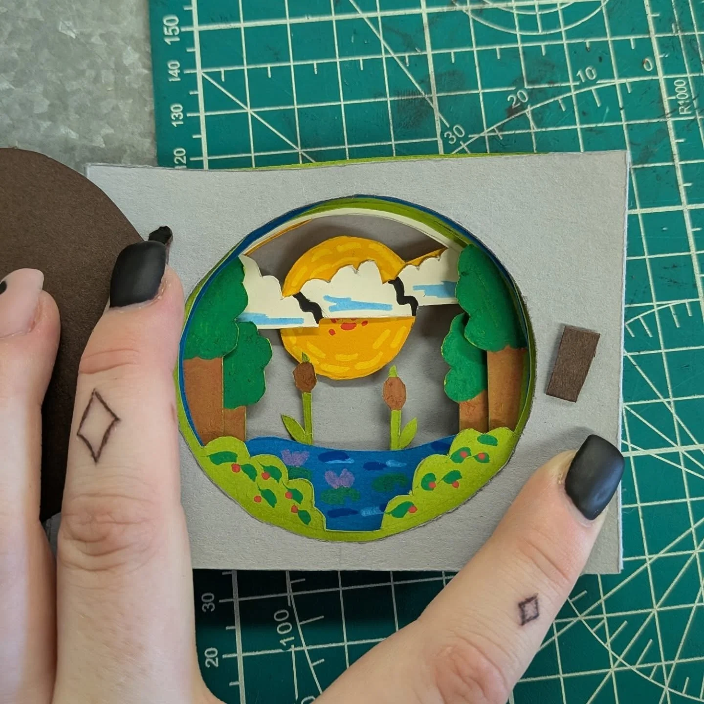 Tunnel book final! :3
-
#books #bookmaking #bookarts #makingbooks #tunnelbook