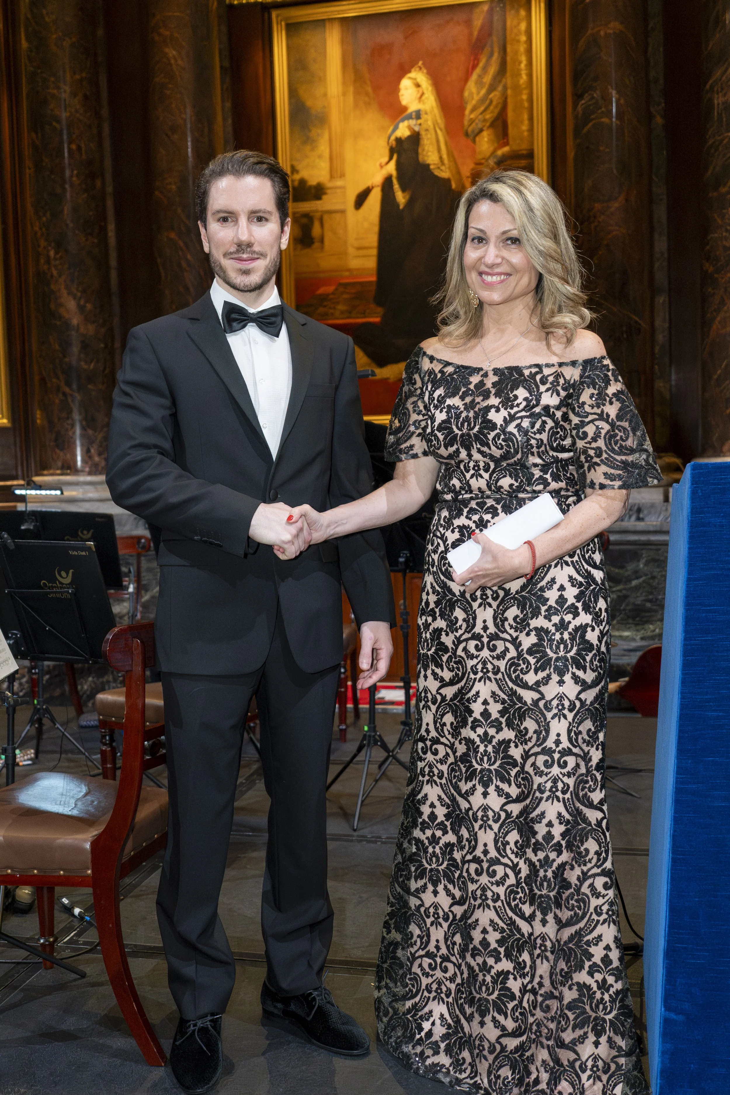 HBA UK Chairman Xenofon Zacharoudis with HCMC Chair Vassiliki Lazarakou at the 31st HBA UK Annual Gala discussing AI regulation and investor protection.