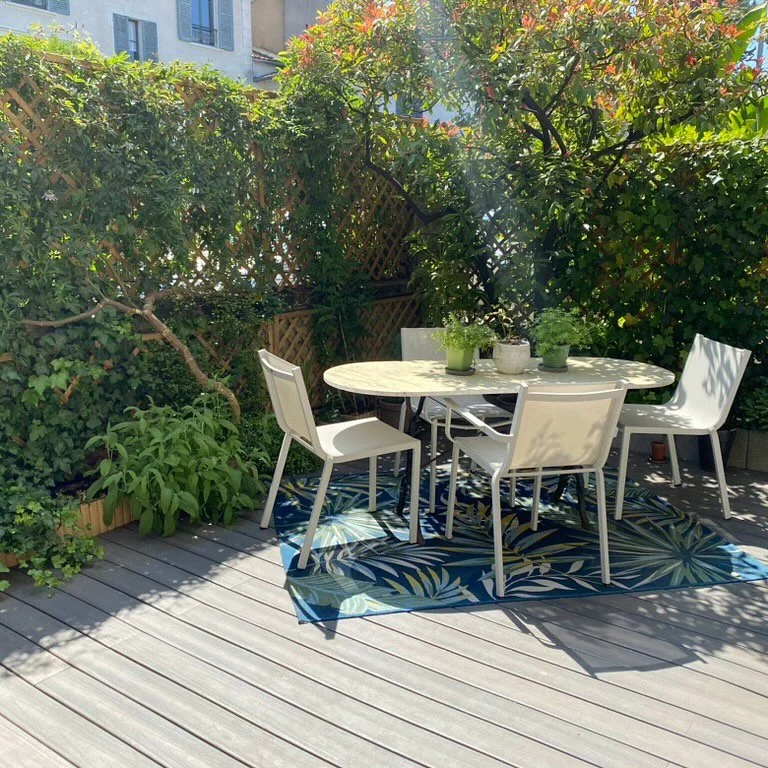 My fully furnished apartment is for rent! 
Please don’t hesitate to enquire! Beautiful light filled ground floor apartment just a 2 minute walk from the RER Sceaux. 
40 minutes door to door to Le Louvre. 
10 minute walk to @parc_de_sceaux 
48 s