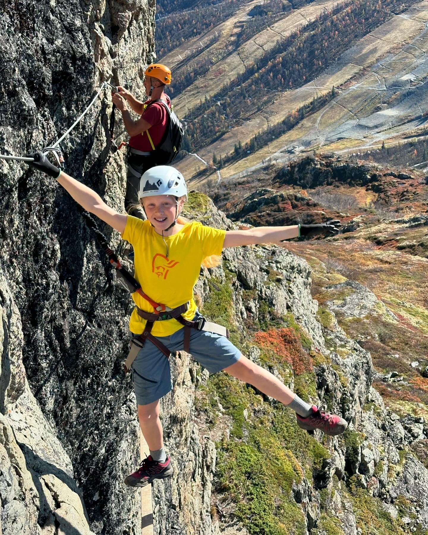 H&oslash;sten er fin p&aring; fjellet🍁!
Har du pr&oslash;vd via ferrata i Hemsedal? 
Den har ulike vanskelighetsgrader og varianter, og gir derfor passe utfordring til de fleste😃. Noen balanserer lettere over linen i S&oslash;rveggen enn andre&hell