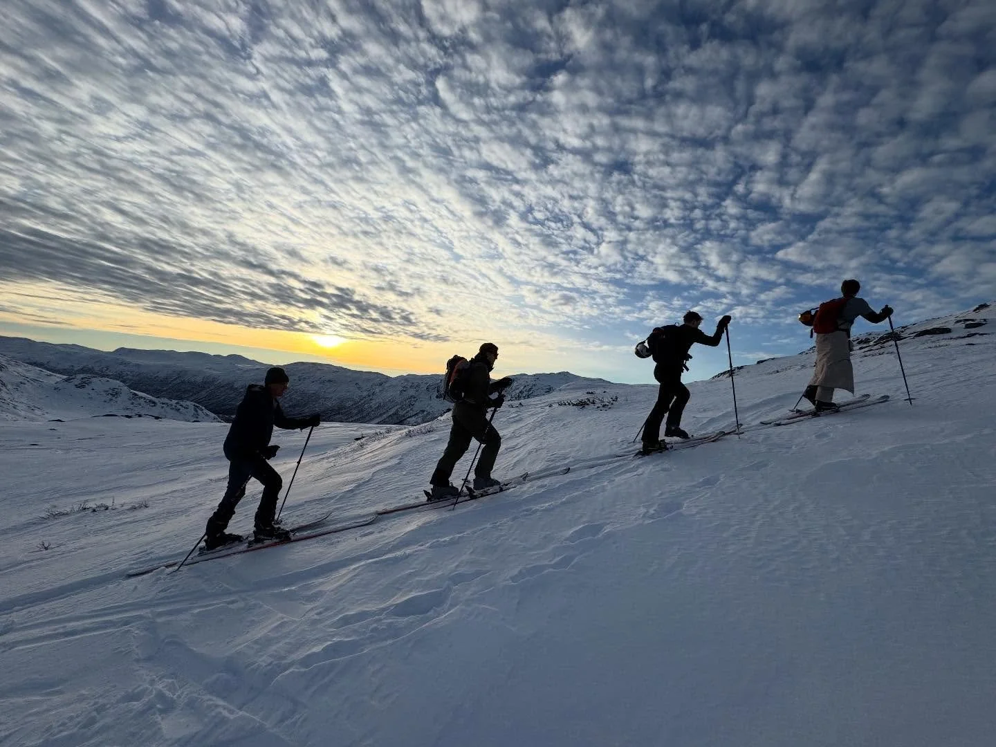 Fordelen med topptur i desember er at vi kan f&aring; b&aring;de soloppgang og solnedgang p&aring; samme tur. 
Turen i dag gikk p&aring; Steinbun&oslash;se og Rauberg med 2 to spreke familier.
