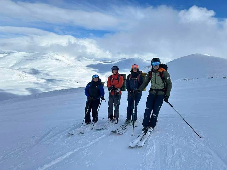 Mandag, 4 guider, sol, 1700 h&oslash;ydemeter, fantastisk sn&oslash;, nydelig natur, hyggelig felleskap&hellip;. 
Vi lader batteriene sammen midt i en travel vinter med mye guiding og skredkurs. 
Fortsatt mye vinter igjen👍😃. Vi er fullbooket i helg
