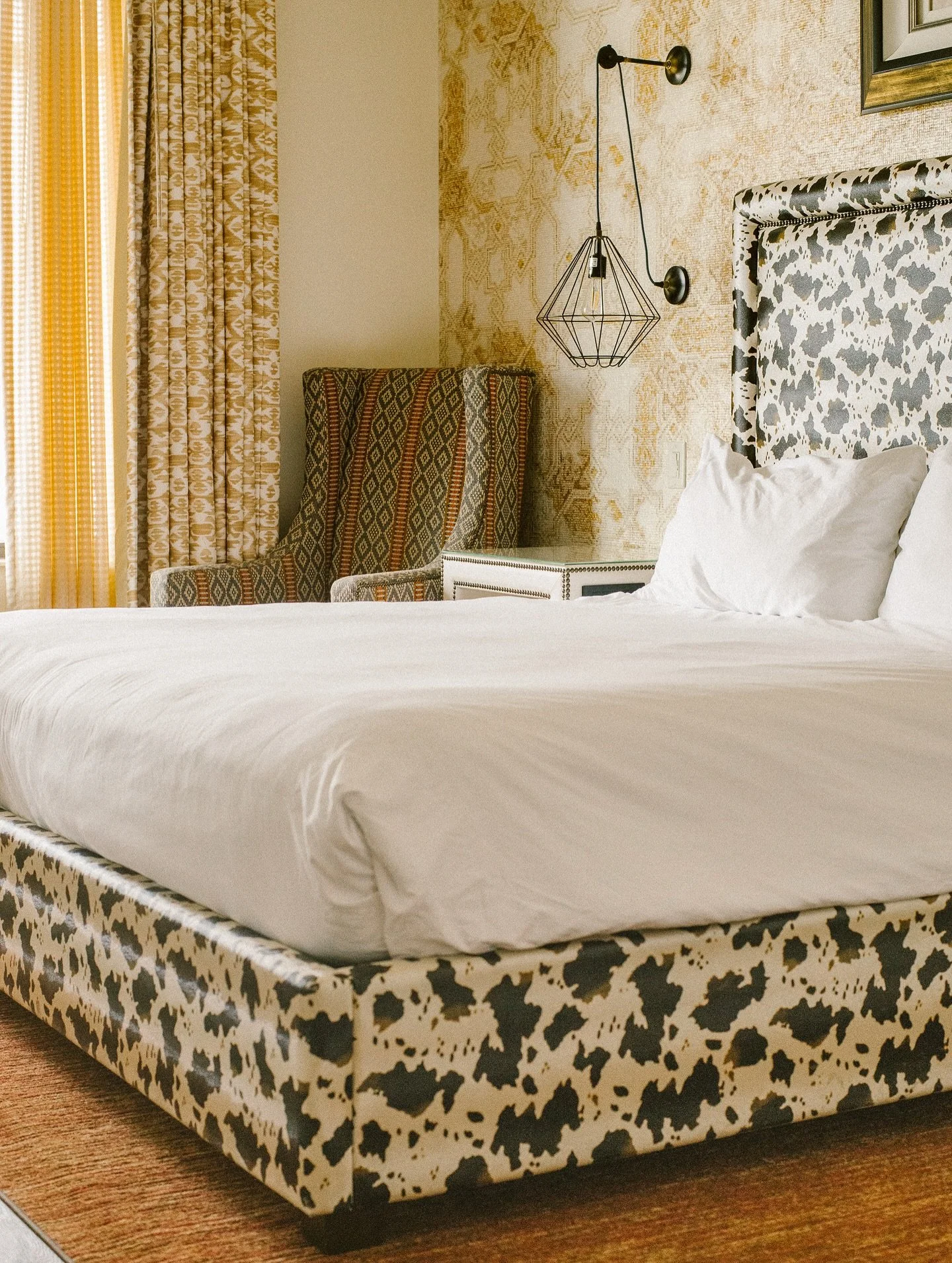 Cow print, but make it classy.

🐄 

Didn&rsquo;t expect to like this hotel as much as I did &mdash; comfy bed, luxurious bathroom, boutique &ldquo;Floridian Cowboy&rdquo; details, and way more personality than your average chain.

#beautifulhotels #