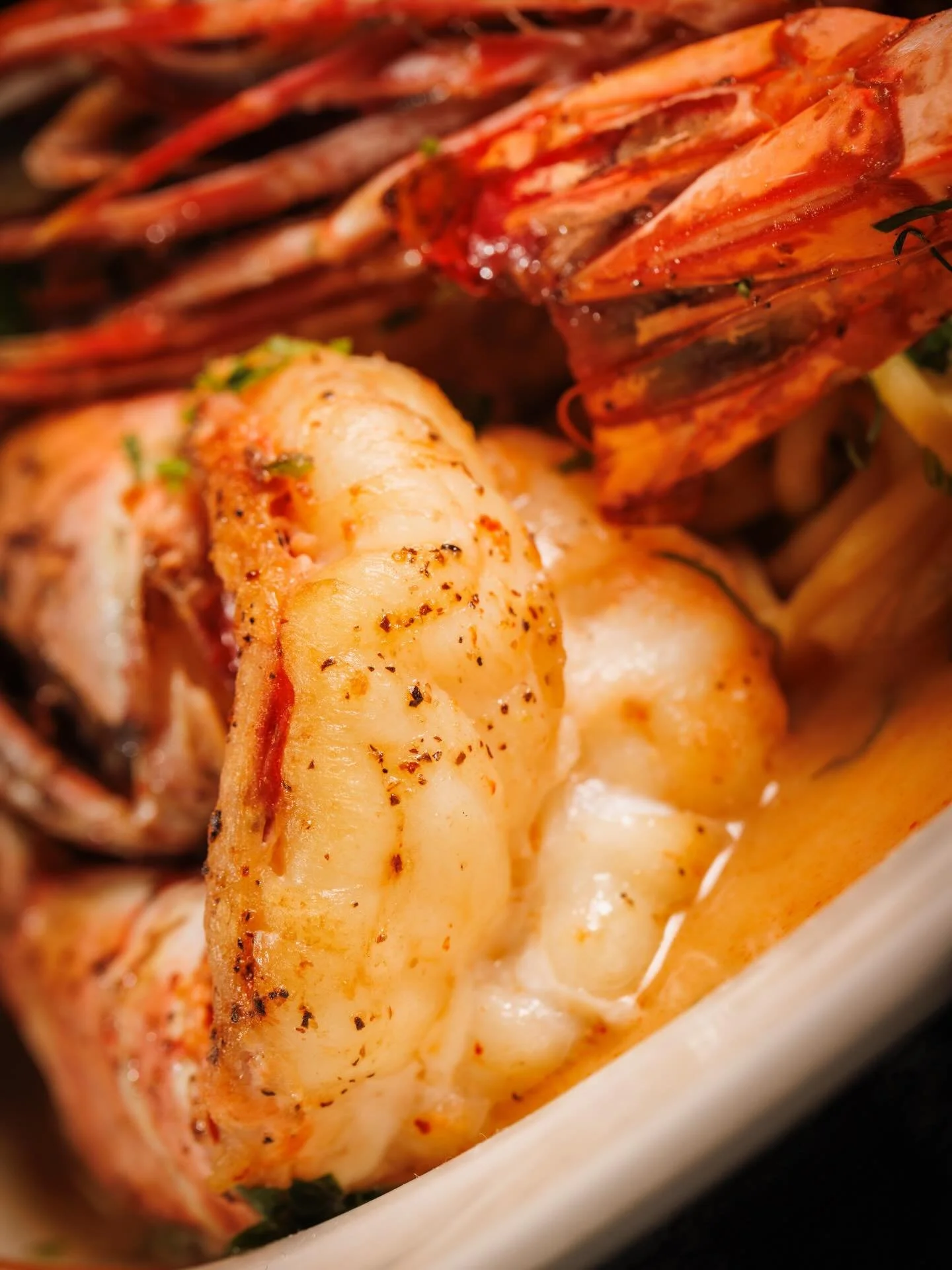 When the Prawns are bigger than your hand&hellip; you know it&rsquo;s a good night 🦐🔥 U4 giants swimming in garlicky scampi bliss at @thesaintdallas &ndash; Dallas steakhouse elegance meets serious Seafood indulgence.