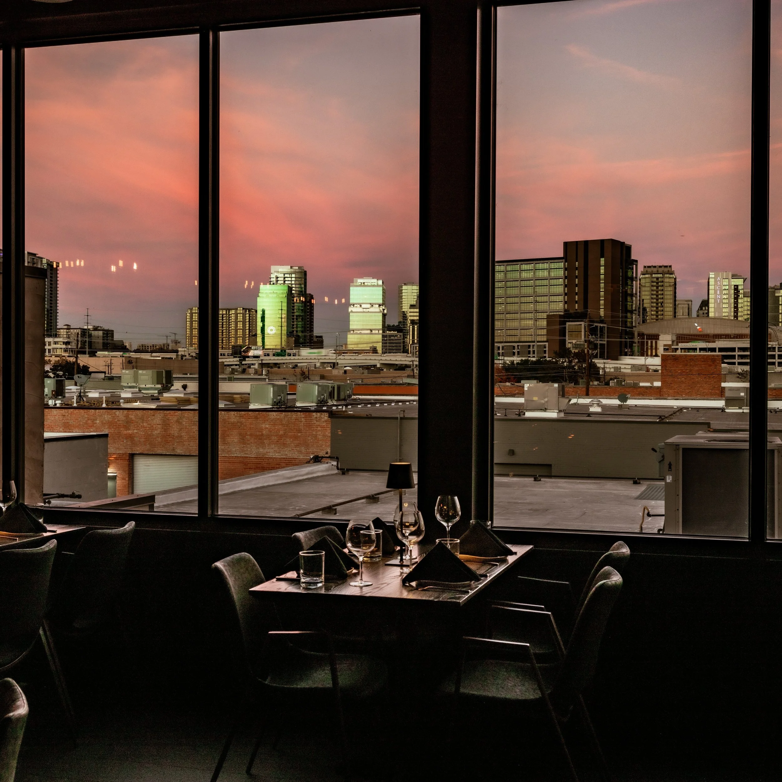 Dallas sunsets hit different from The Saint. 🌆✨
Golden hour pouring through those floor-to-ceiling windows, city lights starting to sparkle, and a table set for an unforgettable night. Whether you're here for the steaks, the vibes, or the view &mdas