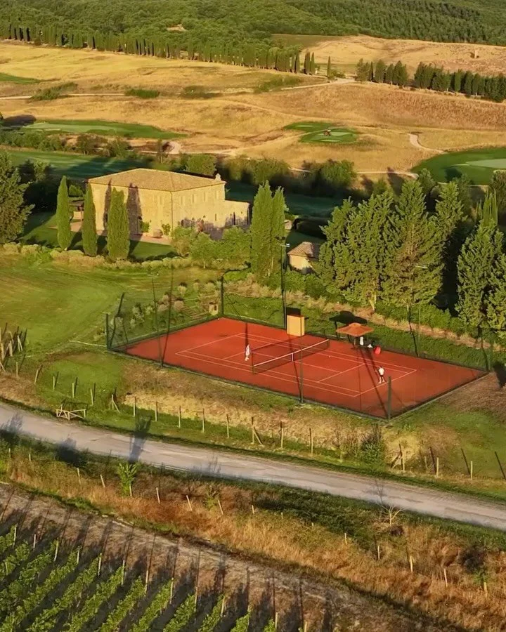 Grab your person, we&rsquo;re going to Tuscany❤️&zwj;🔥

Rosewood Castiglion del Bosco (@rosewoodcastigliondelbosco) is everything you want it to be. Stone villas, soft linens, wine at lunch (and then again at dinner), and just the right amount of po