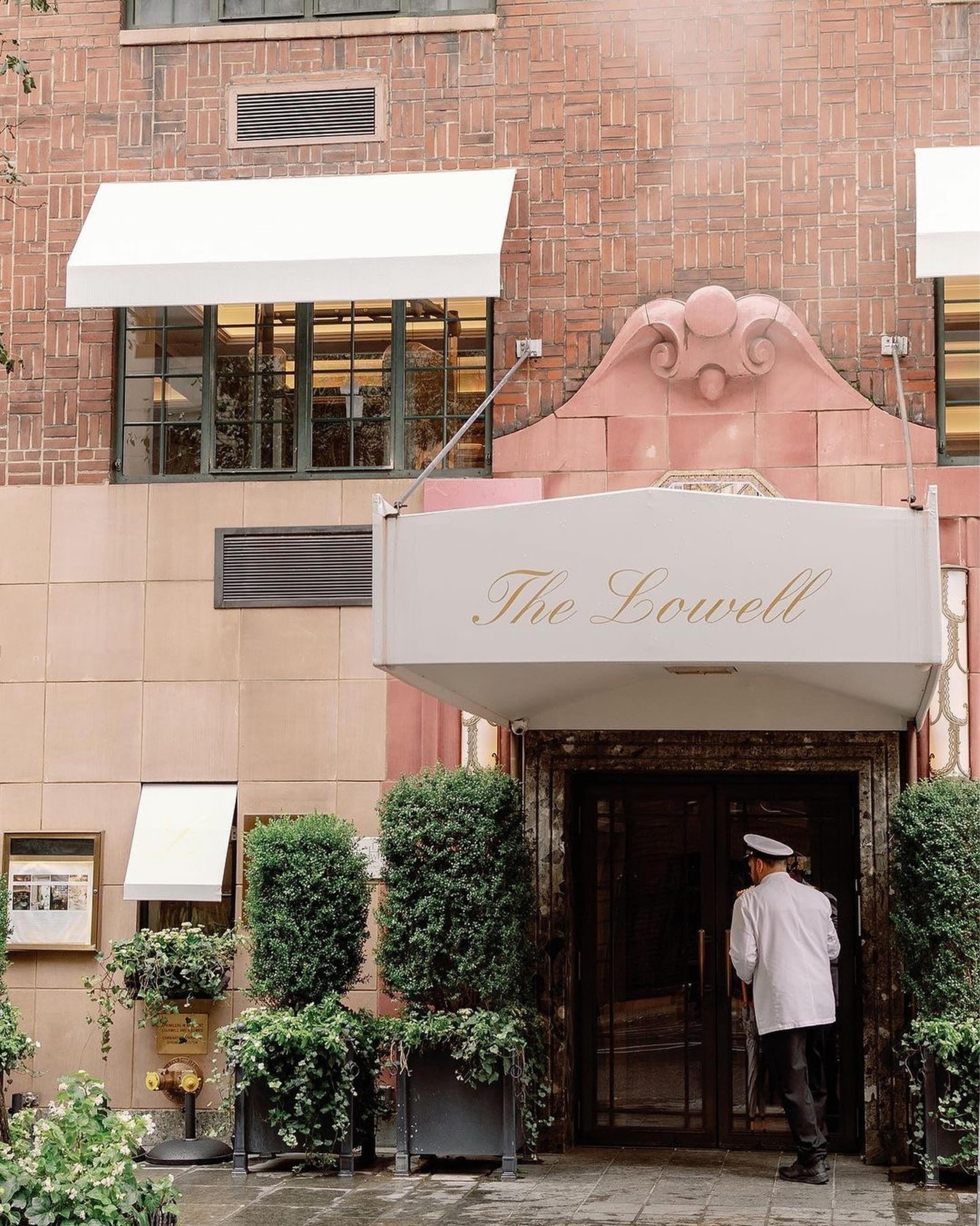 If luxe had an address in NYC&hellip; it would be @thelowellhotel 🩷

The Lowell is Upper East Side in the best possible way: a little tucked away and deeply chic without needing to announce itself.

And the interiors are the whole point. Layered fab