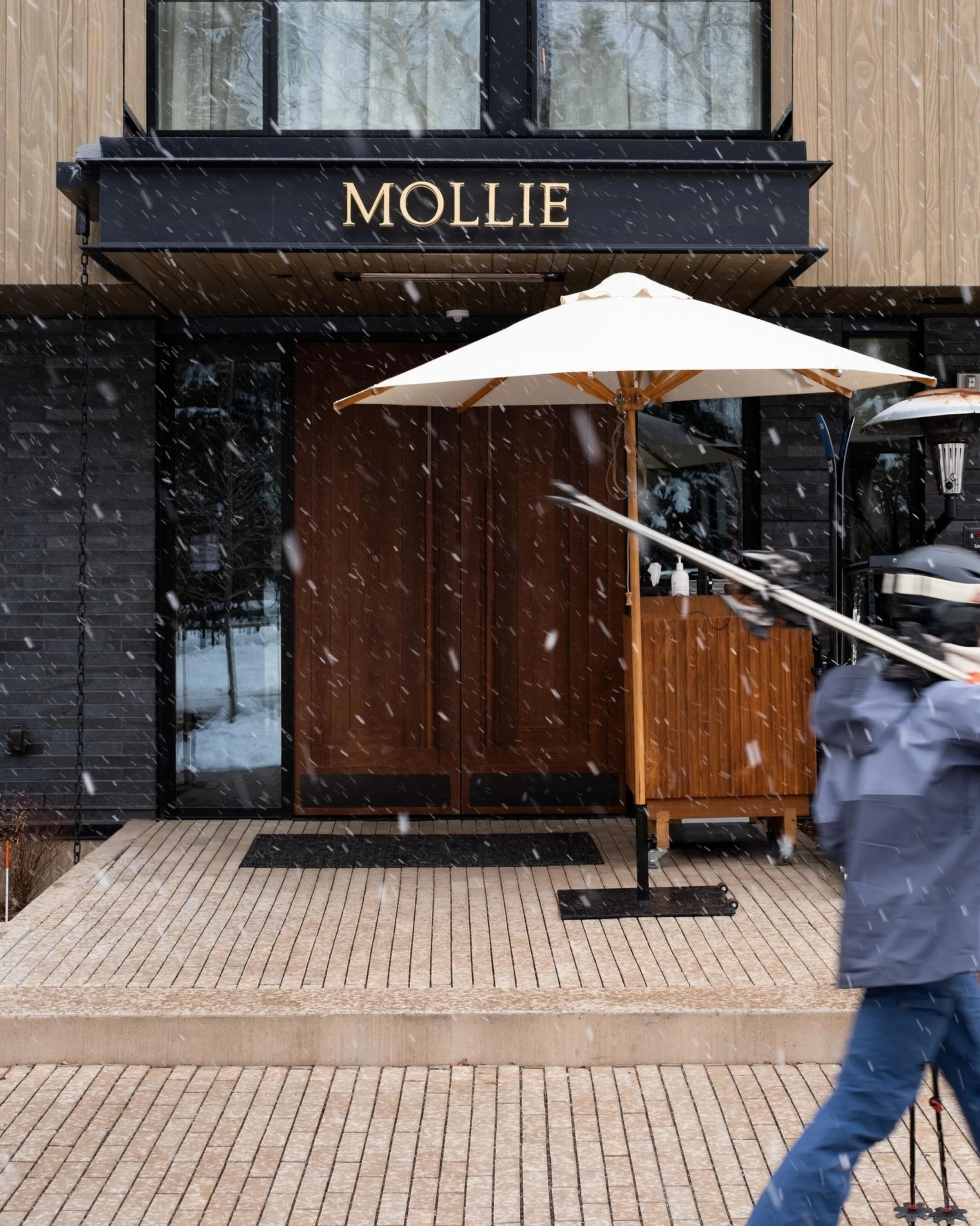 Winter weekend, Aspen style ❄️

Built around ski days, good dinners, and a hotel you&rsquo;ll actually want to come back to. Here&rsquo;s my perfect Aspen itinerary:

📍 Check in &mdash; Mollie Aspen (@mollie_aspen) | Warm interiors, great design, an
