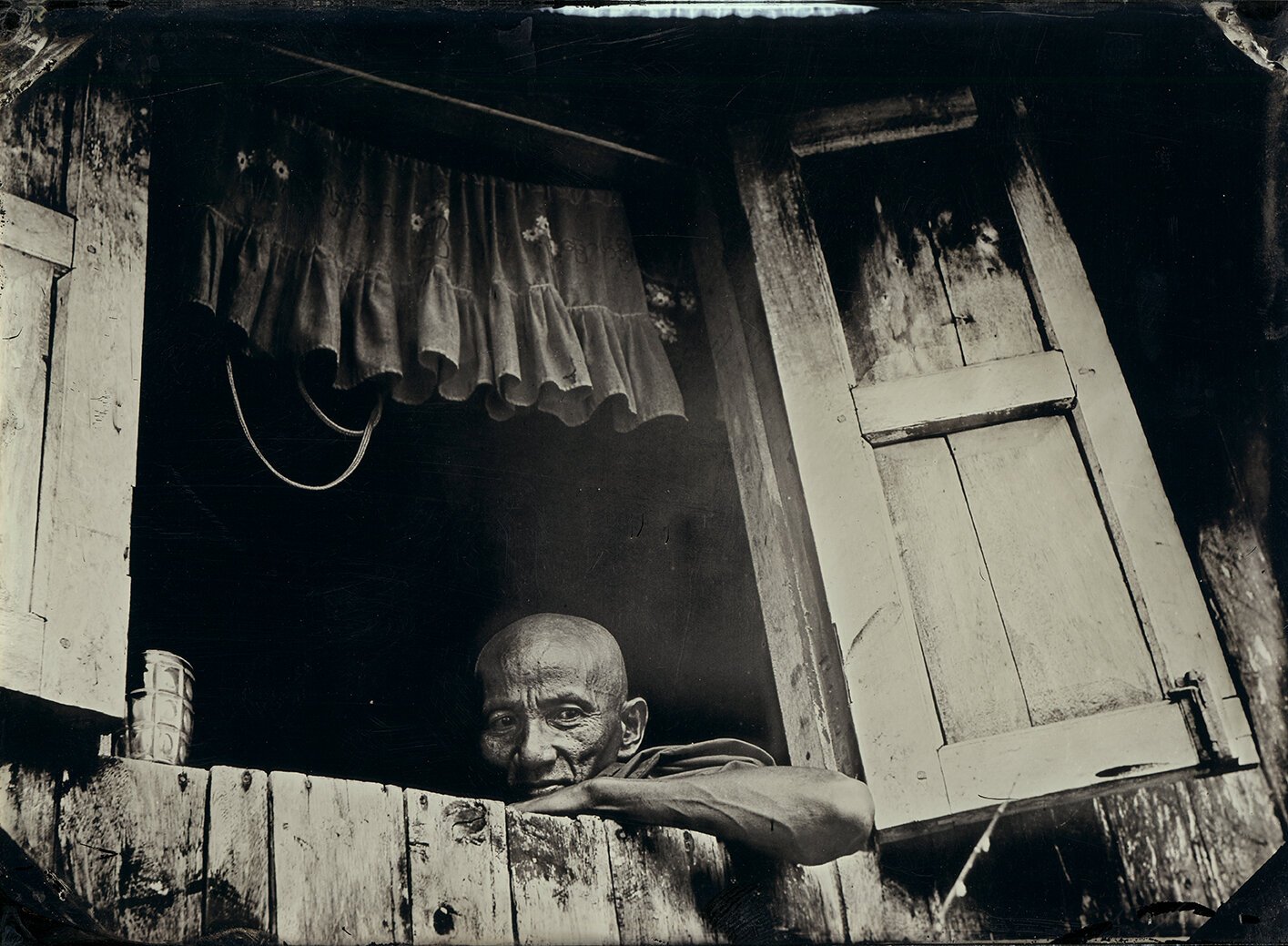 04_monje_ventana.jpg