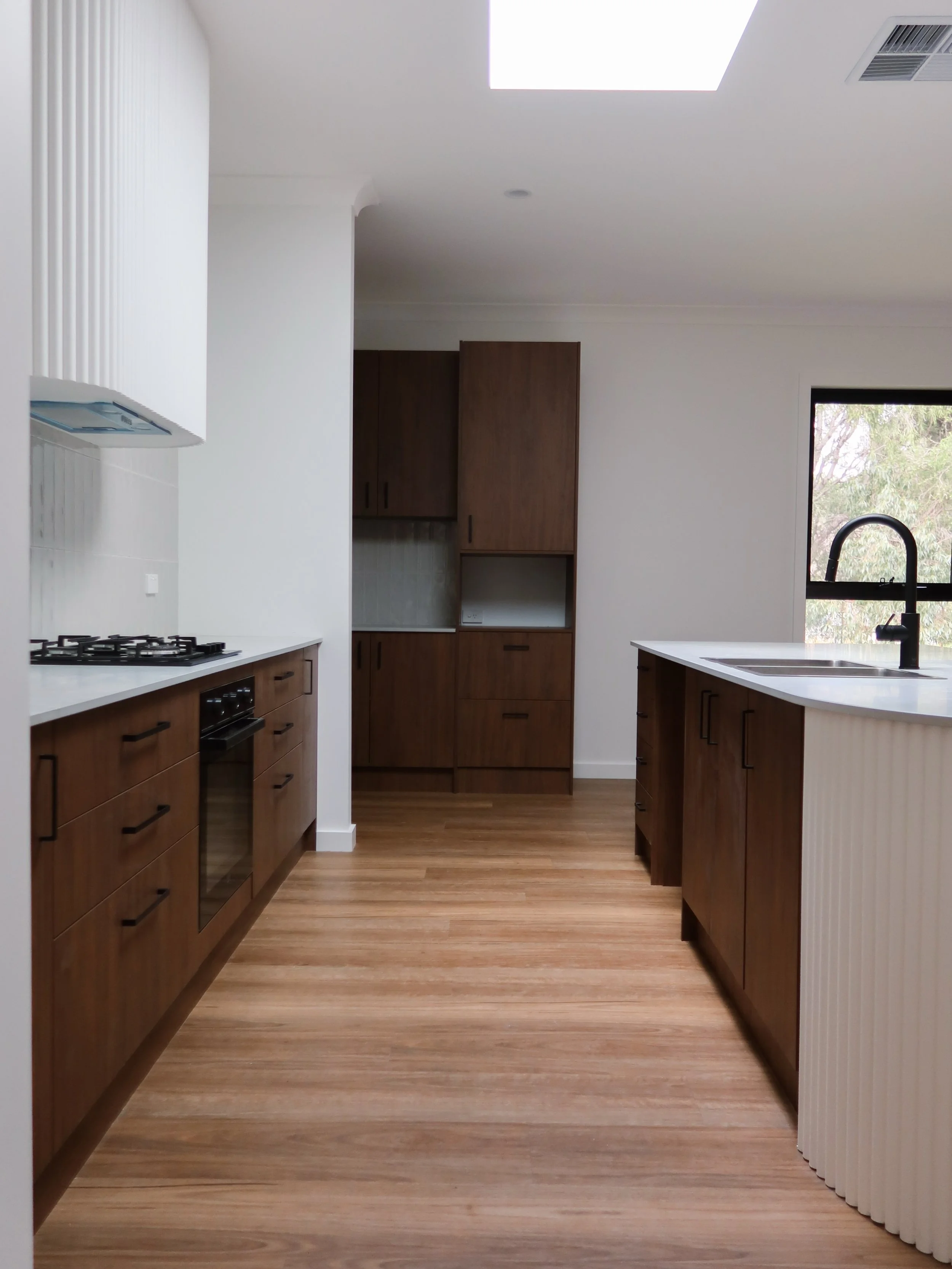 Kitchen reveal!
Absolutely stoked on how this turned out. Huge Feature island bench and range hood. Massive Buttler pantry. 

Doors/panels - @polytec Florentine Walnut
Bench tops - @polytec Xenolith Portofino Stone
Tapware - @abiinteriors 
Appliances