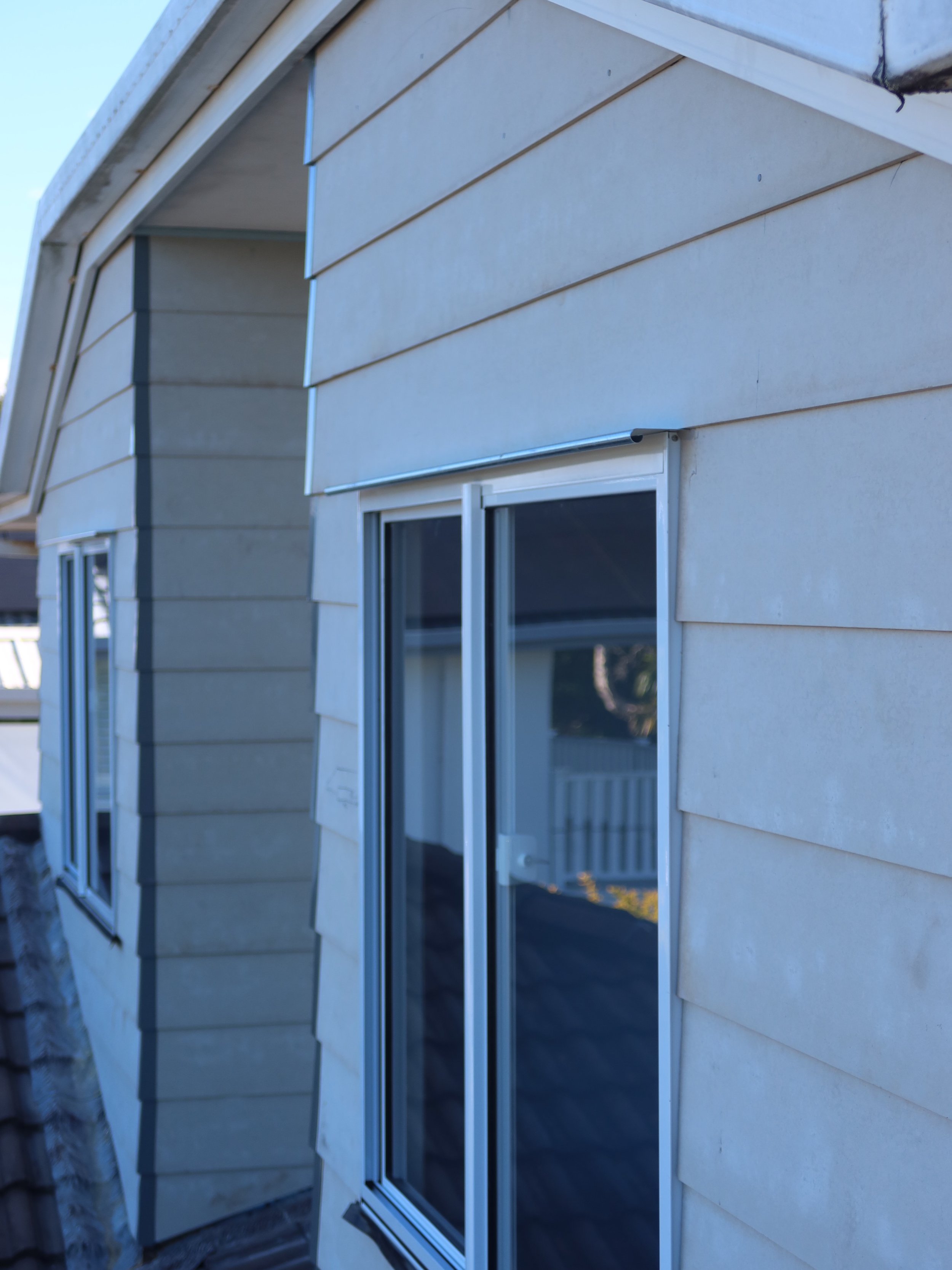 This Parkwood home was due for an upgrade. The ageing timber windows and cladding were removed and replaced with aluminium windows and HardiePlank fibre cement cladding, delivering a modern look and long-lasting durability.