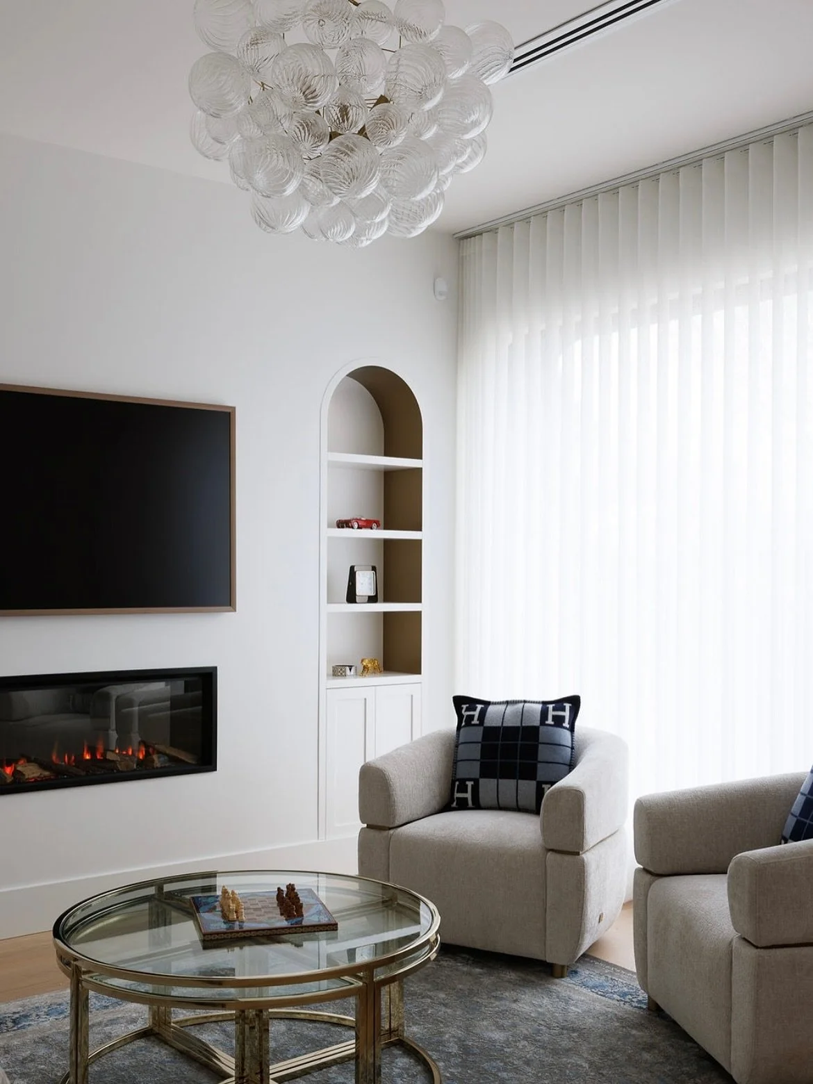 Taking your home from average to luxury is all in the details✨

These recessed shelves emanate elegance with the gold lined arches and cabinetry that neatly sits flush with the wall. This is the perfect way to create a subtle feature and ensure your 