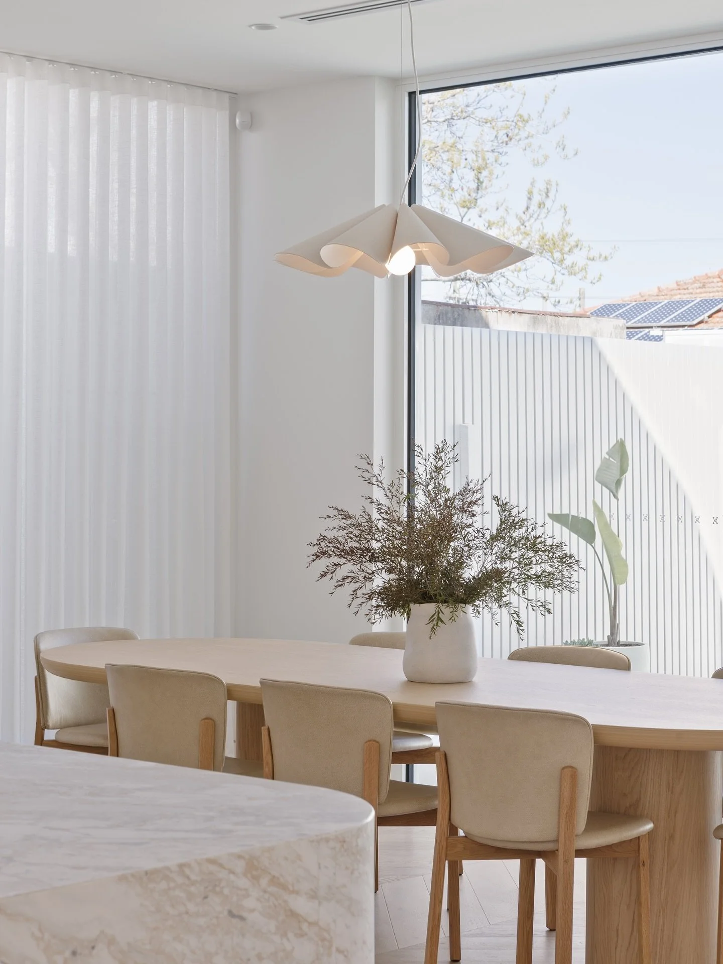 A light filled corner of our Williamstown exuding elegance with its simplicity 

Builder: @saaoud.architectural 
Photographer: @mediaagentau 

#interiordesign #interiordesignmelbourne #ajlawsondesigns #interiorstyling #homedecor #interiorinspiration