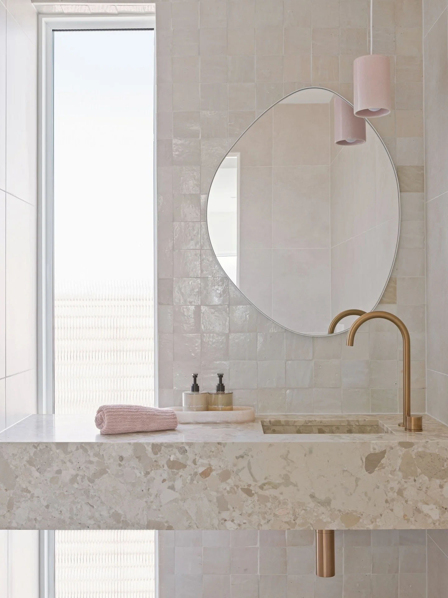 Sometimes the best way to introduce colour is through a muted shade. Nearly every material in this gorgeous powder room features a hint of pastel pink constructing a space that&rsquo;s both cohesive and luxurious 

#interiordesign #interiordesignmelb