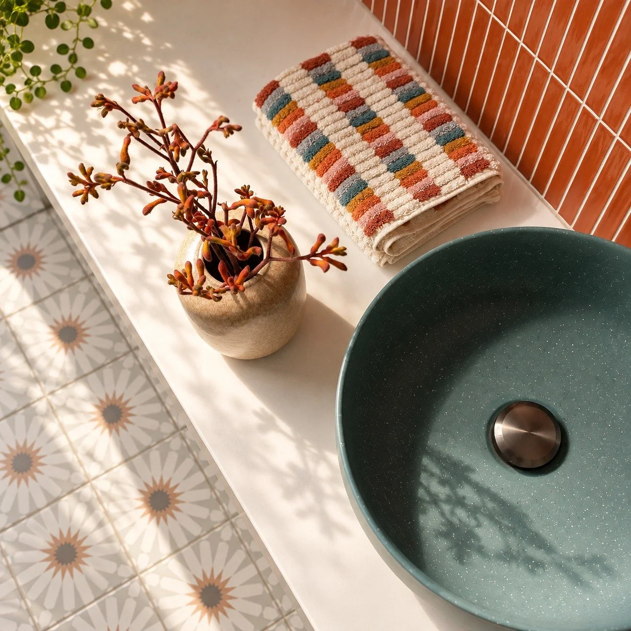 Who said a pool bathroom has to be ordinary?

A little unexpected colour brings so much personality to this alfresco bathroom at our Craigieburn Residence.

Rich terracotta tiles, deep teal cabinetry, a beautiful blue-green basin and playful patterne
