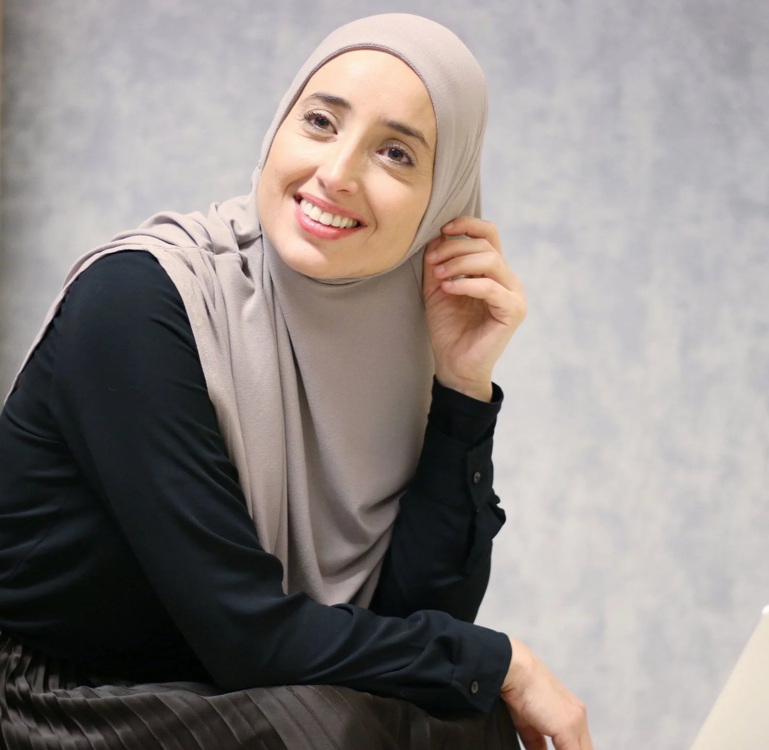 taupe instant hijab en outfit zwart_Petit Sam