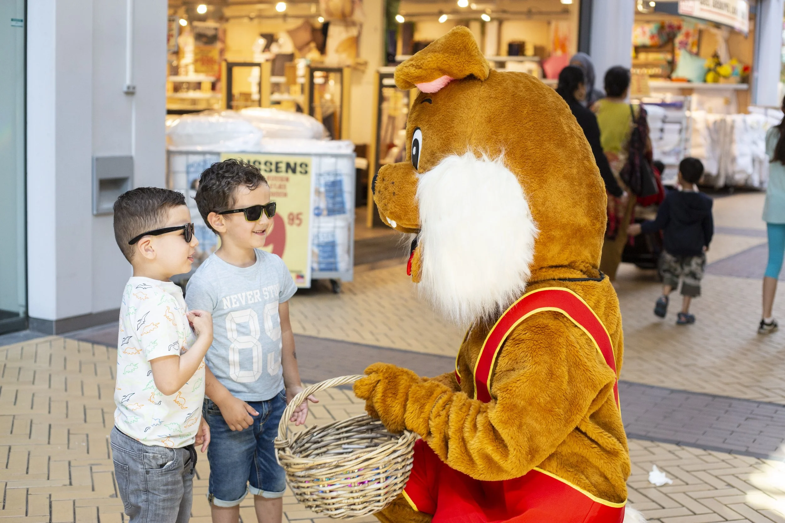 paashaas en kindjes_Pasen Megastores.jpg