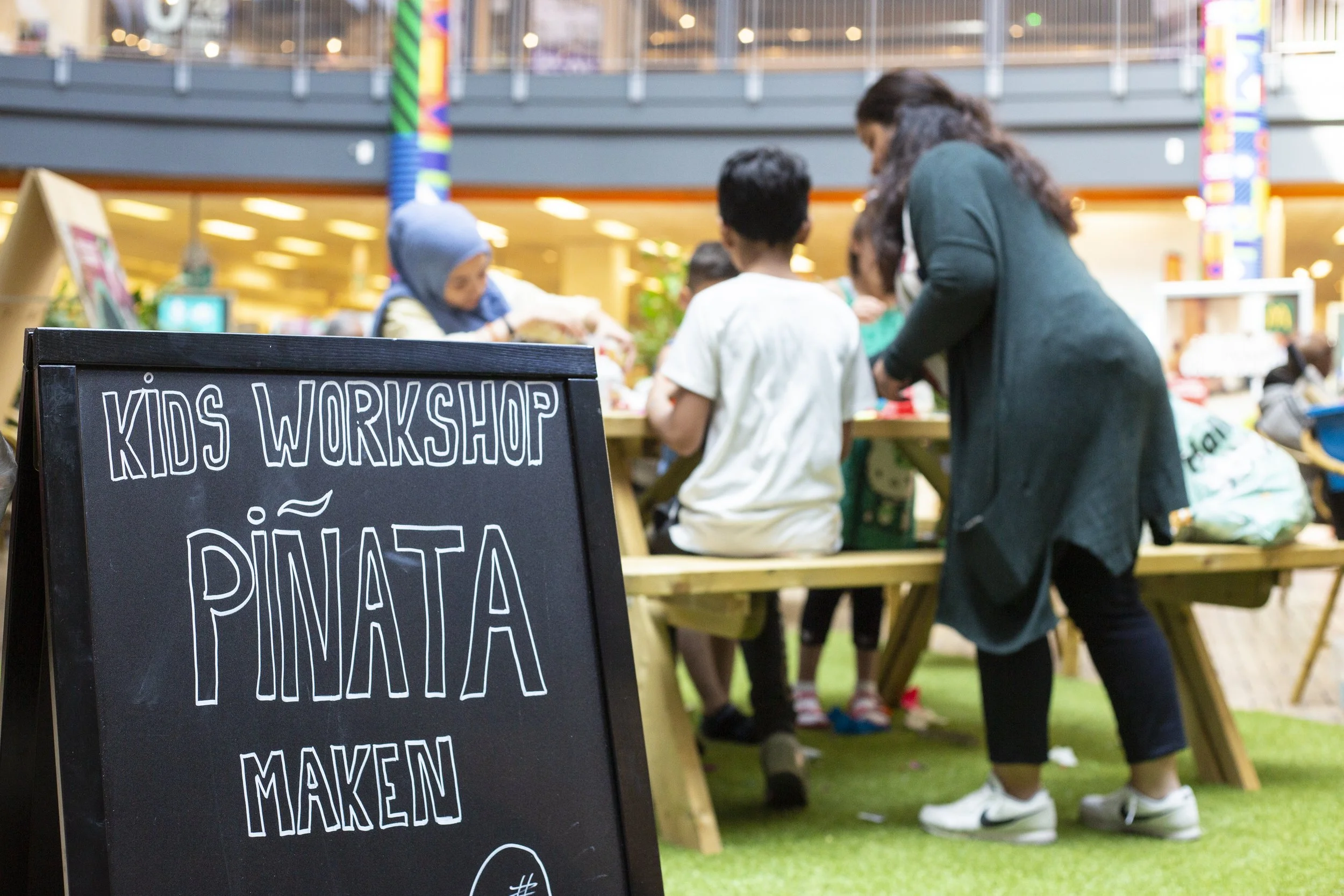 workshop pinata maken_Pasen Megastores.jpg