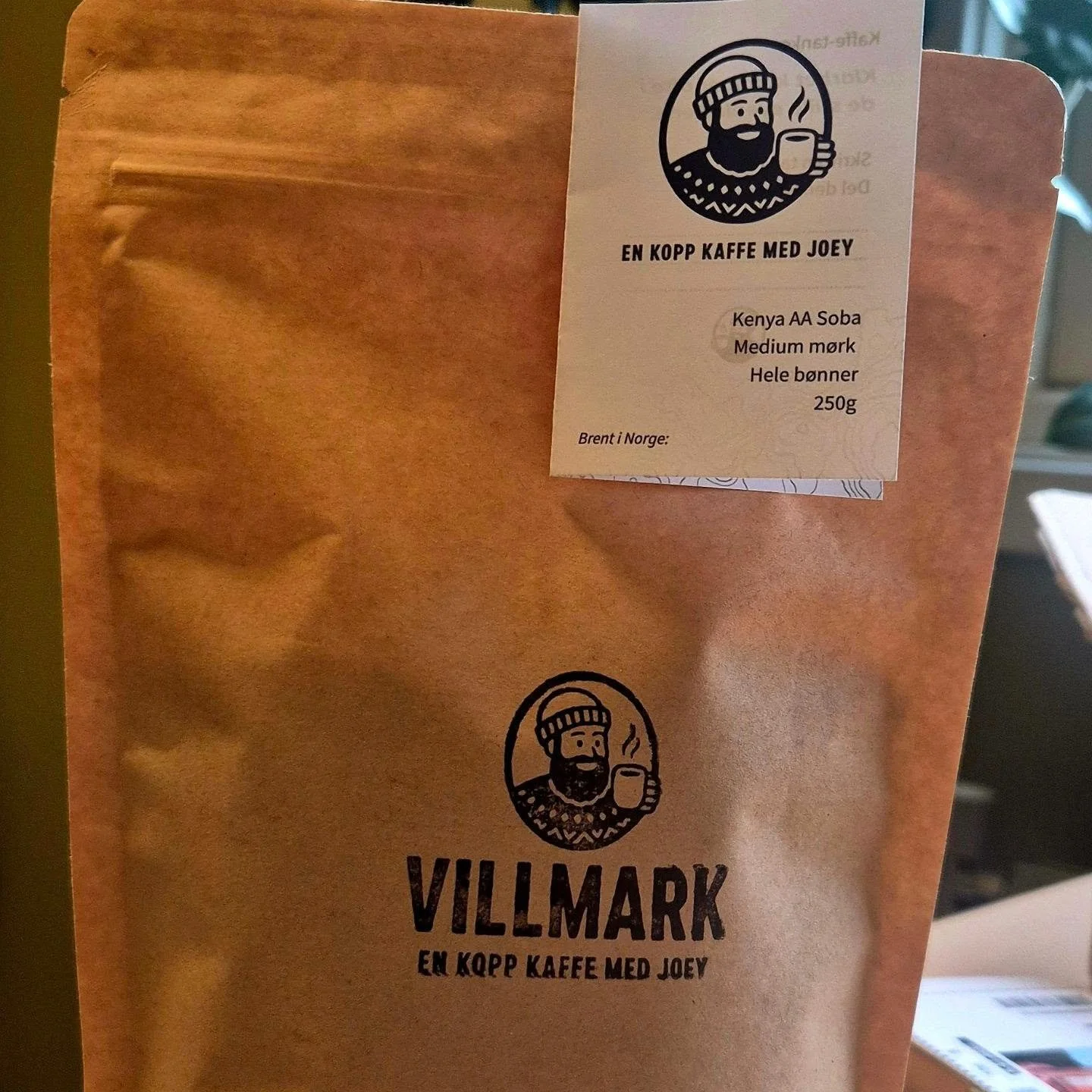 Hver pose f&aring;r et &oslash;yeblikk av omtanke &mdash; forseglet, pakket og tagget for h&aring;nd. 🤩
Sm&aring; detaljer. Stor smak.

Hele b&oslash;nner klar for salg fra mandag❗️
Filtermalt kommer snart ☕️

Kaffeplantasjen ligger p&aring; et lite
