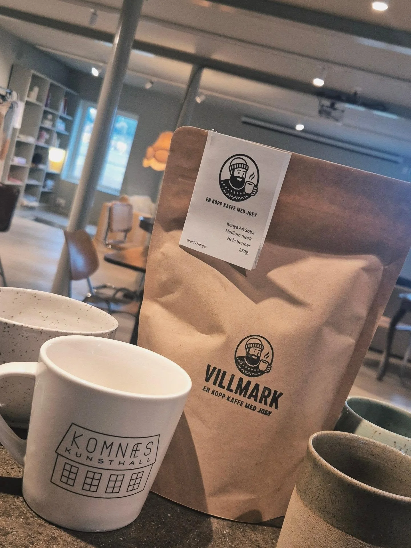 Noen av de beste id&eacute;ene oppst&aring;r ikke bak en skjerm. De oppst&aring;r rundt en kaffekopp 🤩

I dag var en slik dag.

Jeg tok turen til @kunsthall_komnaes for en kaffeprat med @gerdasgarasje og kunsthallen. Samtalen handlet om nye mulighet