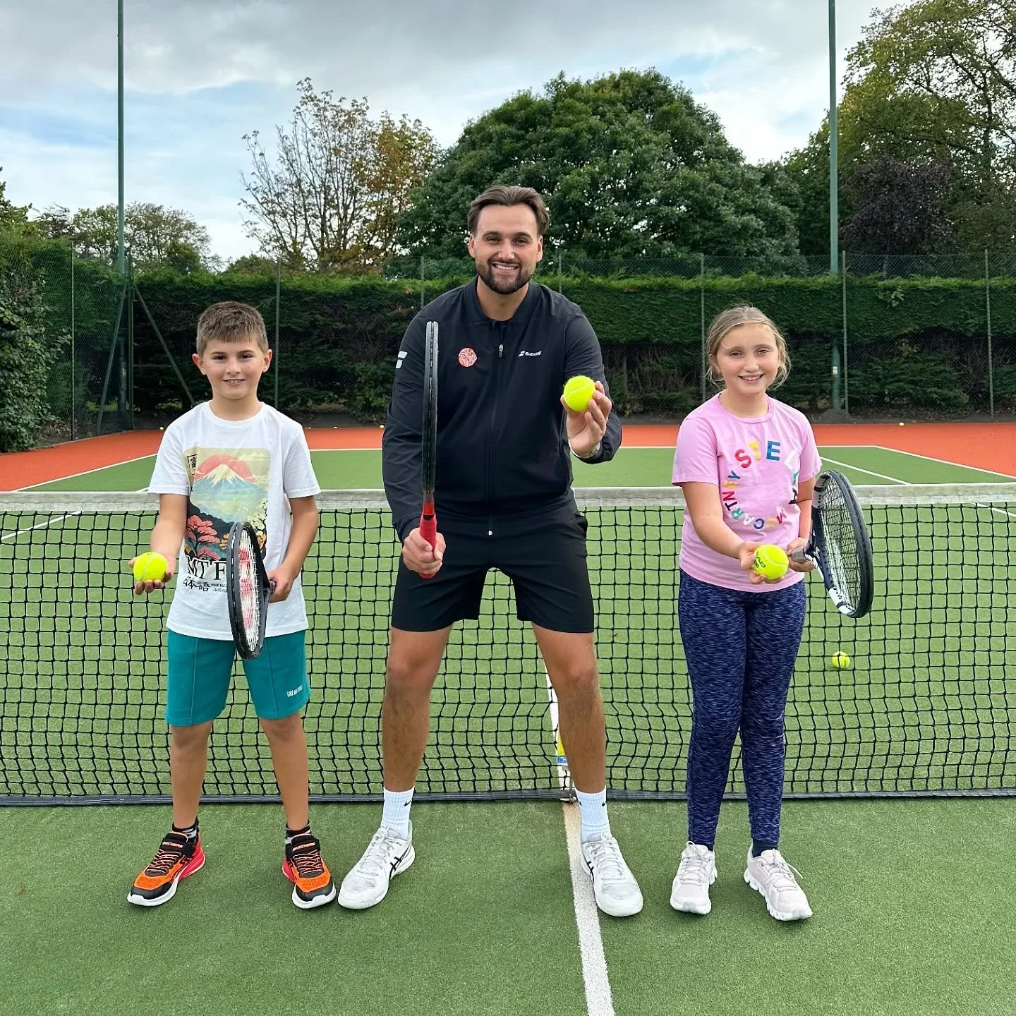 🎾 Autumn Junior Tennis Programme | Week 4 &ndash; What Were We Working On? 🎾

This week we focused on sharpening those backhands!
🔴🟠 Red &amp; Orange Ball Groups:
Cross-court backhand rallies from the baseline.
🟢🟡 Green &amp; Yellow Ball Groups