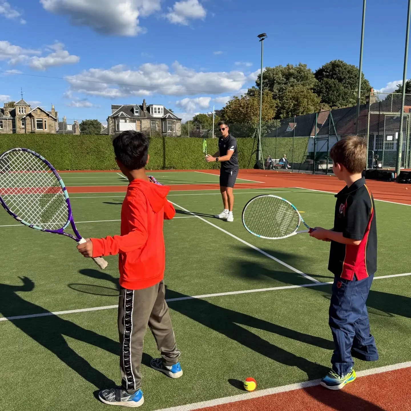 We are already halfway through our autumn junior tennis programmes! 🎾 Time flies when you're having fun.

Here&rsquo;s what we&rsquo;re focusing on across the groups:

🔴 Red Ball &amp; 🟠 Orange Ball:
Singles serving - make the serve like an overar