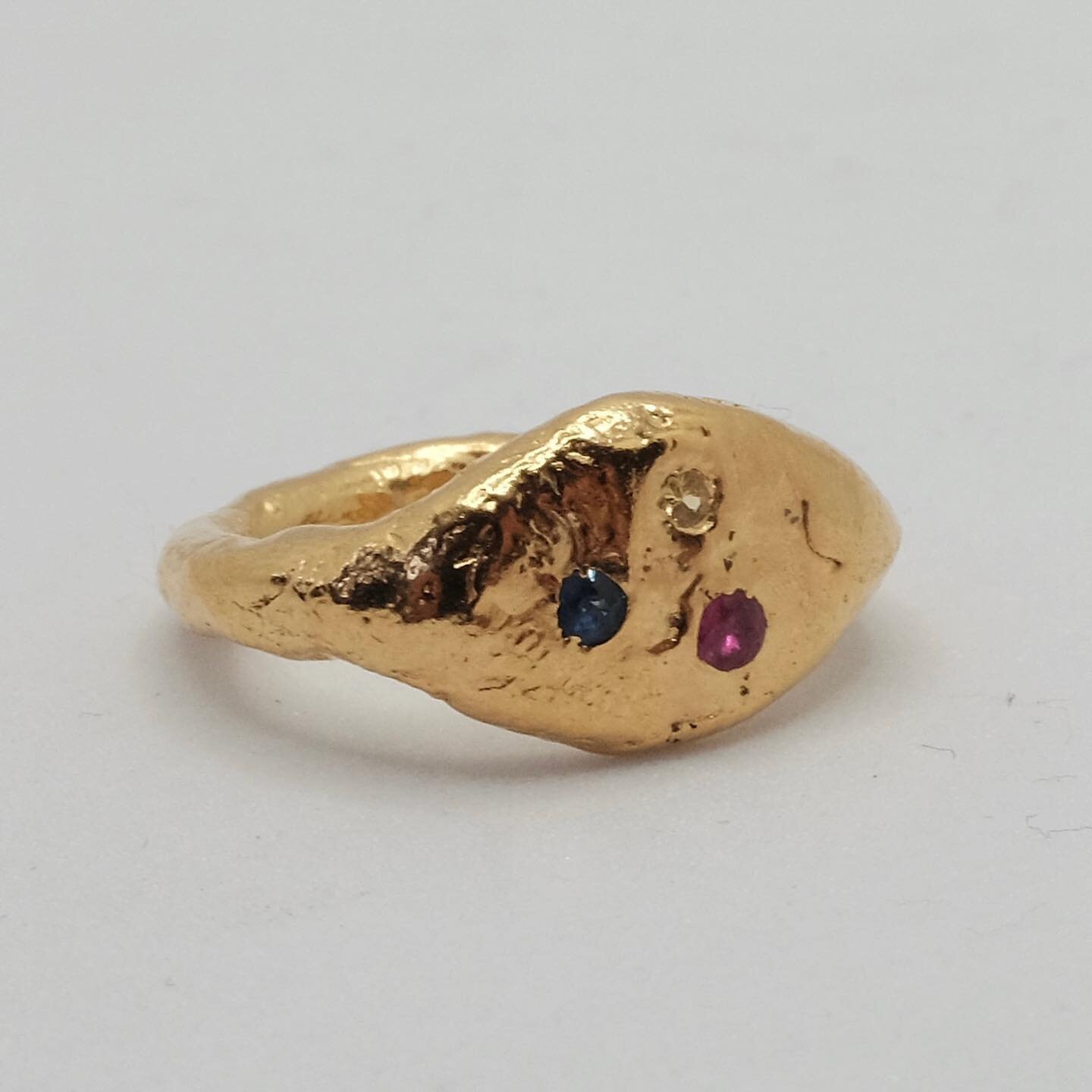 Well this was a fun one !!!!!

A triple threat bespoke signet for the wonderfully talented @alexsickling ✨ yellow sapphire, blue sapphire and a deep pink ruby 💘

Hand formed from recycled 925 silver and coated in a delicious, extra thick (5 micron !