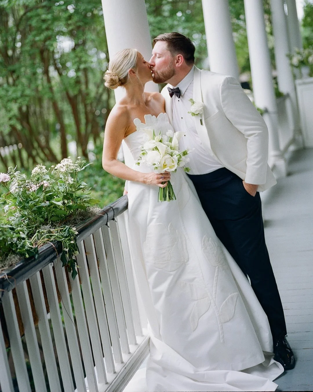 A timeless and classic Charleston celebration of love! 🥂

Planning / Design: @jbseventsanddesign 
Florals: @florabyhannah 
Venue: @govthomasbennetthouse 
Content: @kariscontenthouse 
Cake: @risebakeschs 
Catering: @rosemaryandryecatering 
Hair: @cha