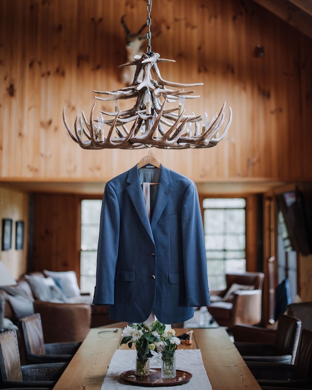 Behind the scenes at our lodge: Matt gearing up for his big day 🙌🏼

Our Lodge was the perfect space for Matt and his groomsmen to chill out and get ready, with its rustic country charm and room for 10 to stay.

Captured by @andymacweddings
#Waldara