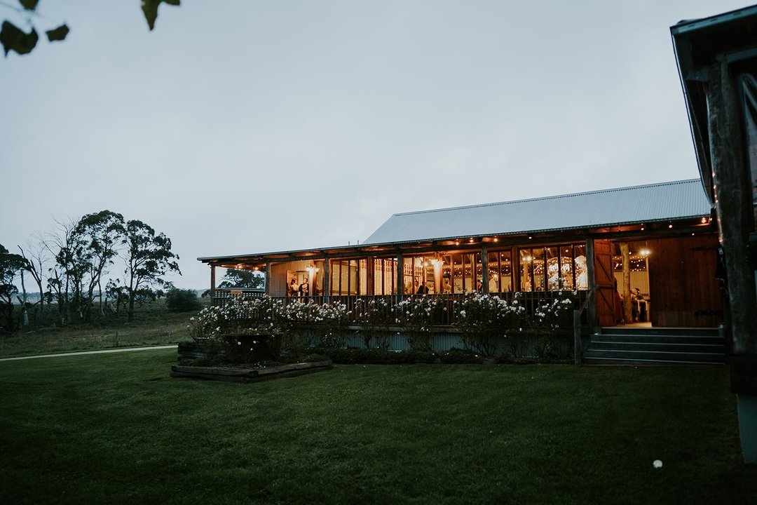 Enchanting evenings under the rustic charm of our barn 🌙

We are taking bookings for 2024 and 2025! Email us at bookings@waldara.com.au to arrange your private property viewing​ 🥂