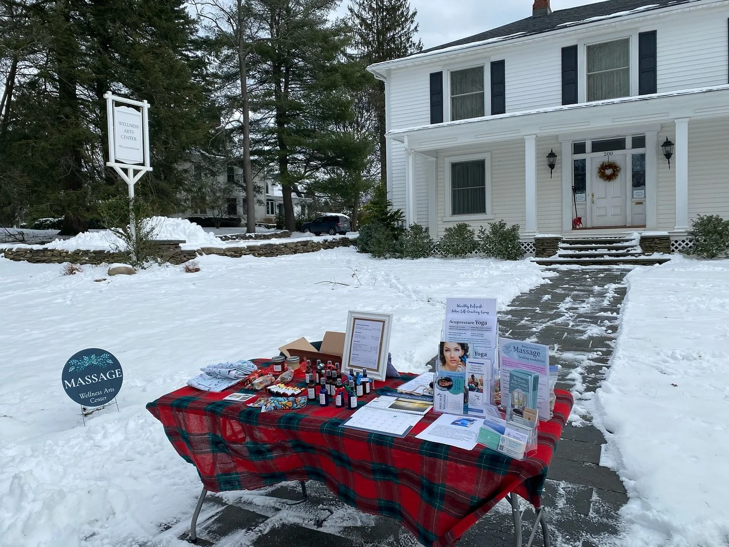 It&rsquo;s a good day to play in the snow, get ready for Christmas and think about habits that support our wellness. Thank you Christmas in Montrose for getting our town ready for the season of Joy. 

#calm #calmness #clarity #calmandclear #selfcare
