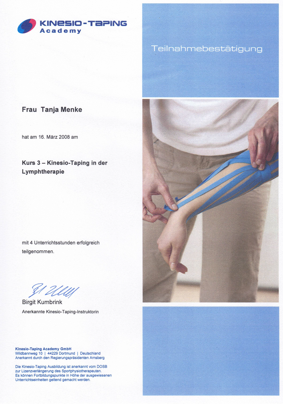 Teilnahmebestätigung für einen Kurs im Kinesio-Taping in der Lymphtherapie mit einem Bild von einer Person, die blaues Kinesio-Tape auf den Unterarm angebracht bekommt. Der Text beinhaltet Informationen über die Teilnahme und den Kurs."