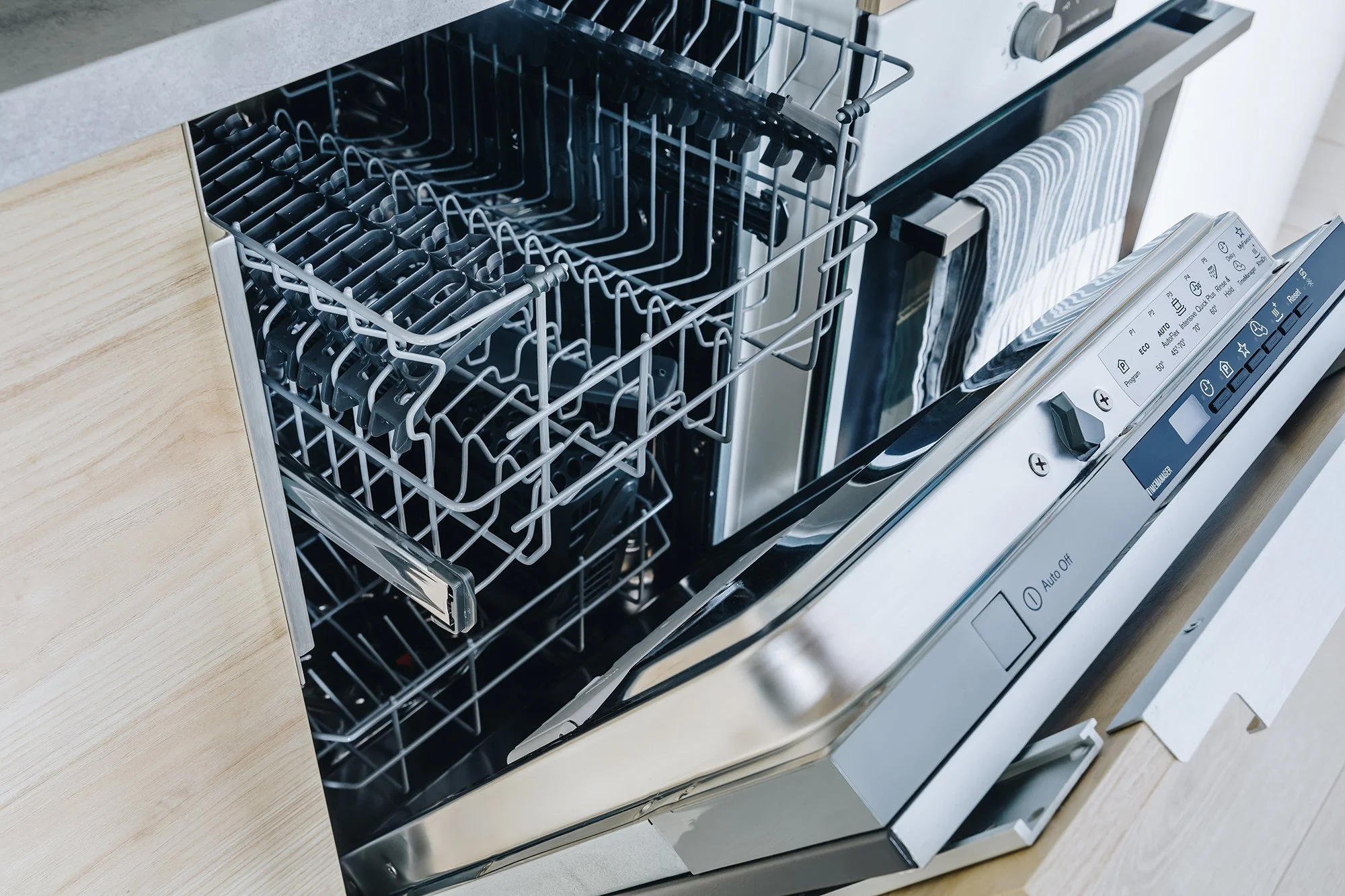open-empty-dishwasher-machine-close-up-in-modern-k-2021-08-28-10-14-37-utcweb.jpg