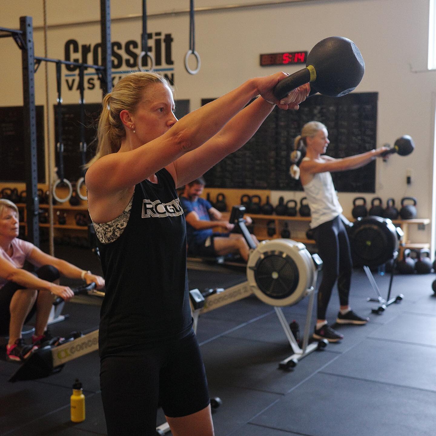 WOD 29/7 - 2022

27-21-15
Cal Machine 
Russian KB Swing 24/16 kg 

Rest 3 min 

21-15-9 
Cal Machine 
Wallball 9/6 kg 

Rest 2 min 

15-12-9
Cal Machine 
Hand-release Burpees 

#wod #crossfit #crossfitv&auml;stkusten #m&ouml;lnlyckeboxen